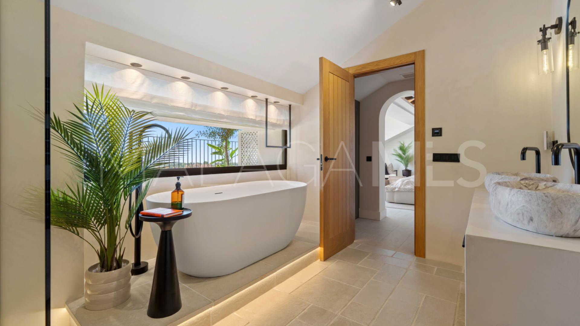 Villa for sale in Nueva Andalucia