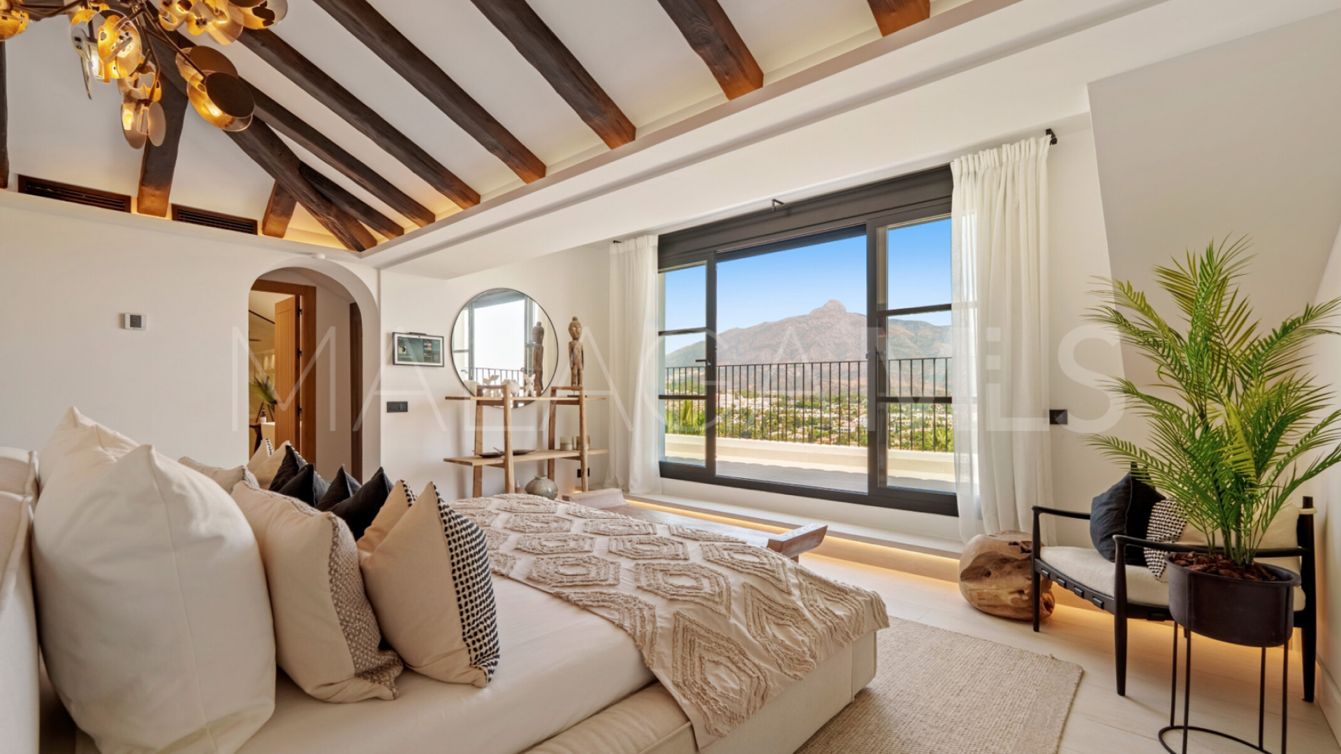 Villa for sale in Nueva Andalucia