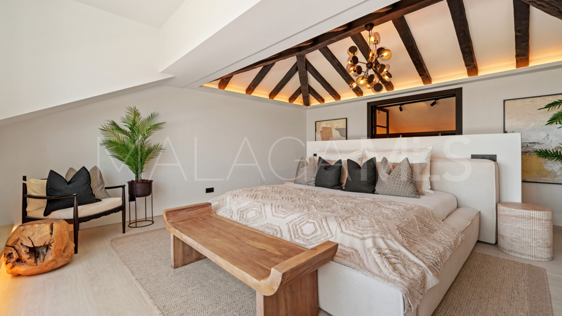 Villa for sale in Nueva Andalucia