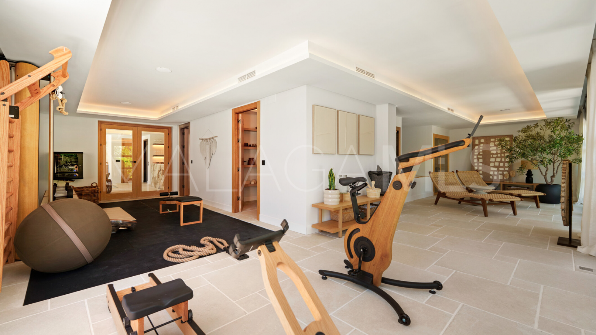 Villa for sale in Nueva Andalucia