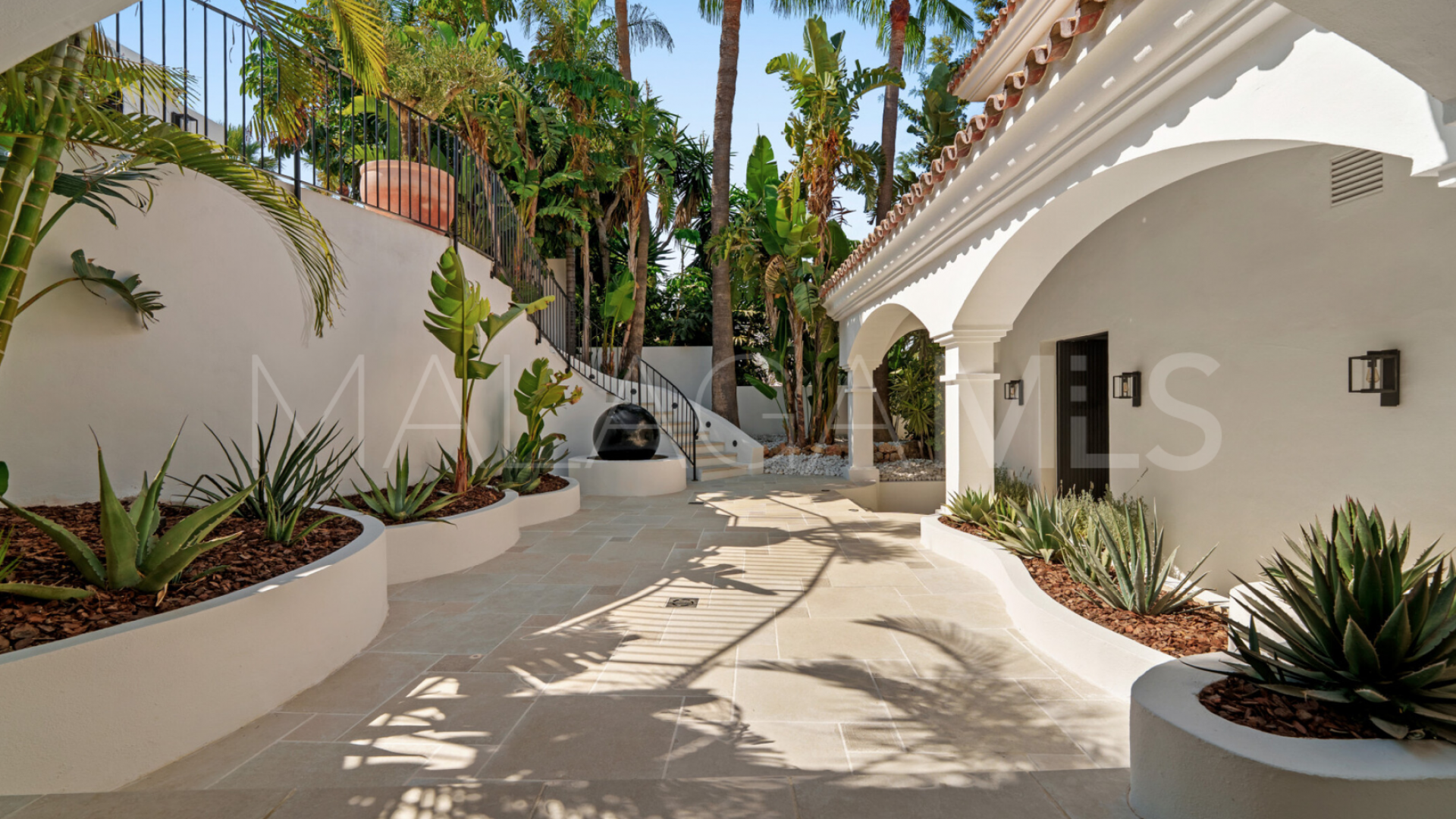 Villa for sale in Nueva Andalucia