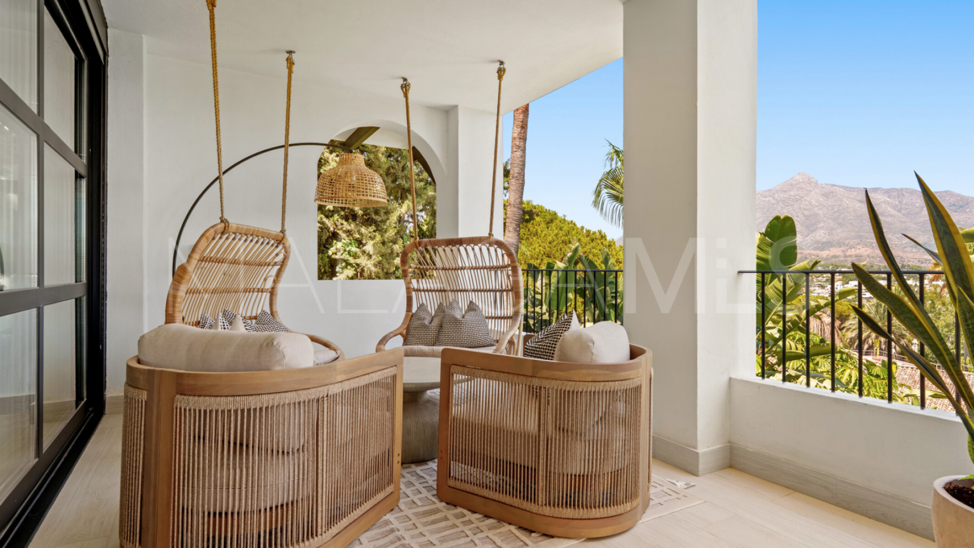 Villa for sale in Nueva Andalucia