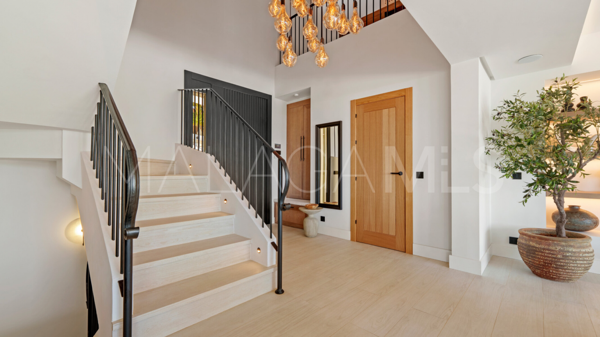 Villa for sale in Nueva Andalucia