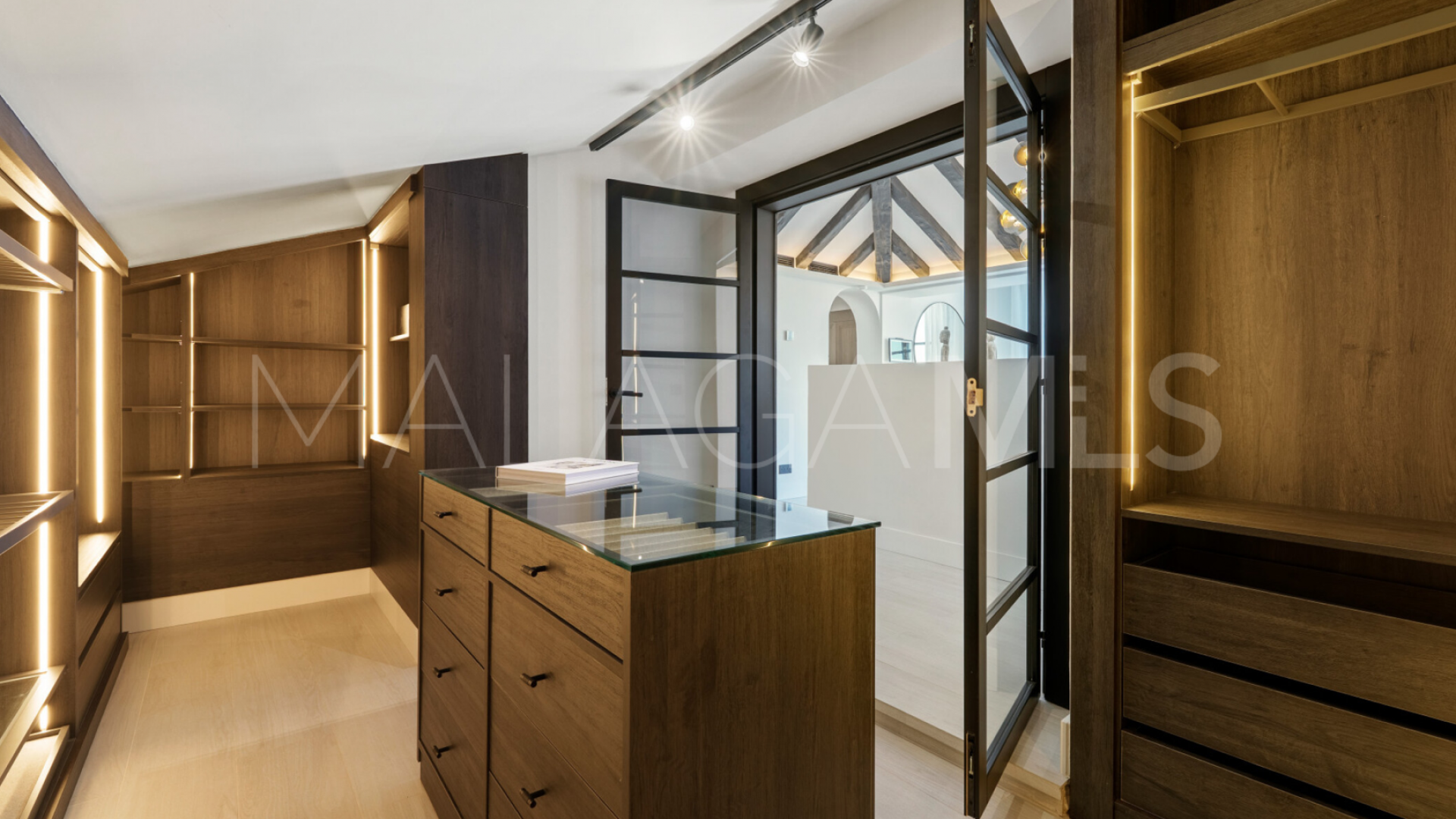 Villa for sale in Nueva Andalucia