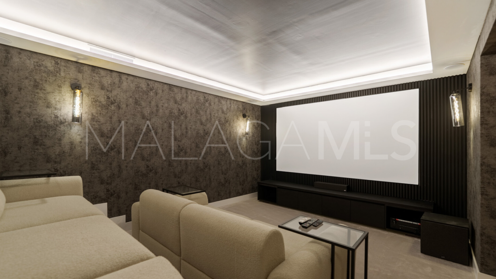 Villa for sale in Nueva Andalucia