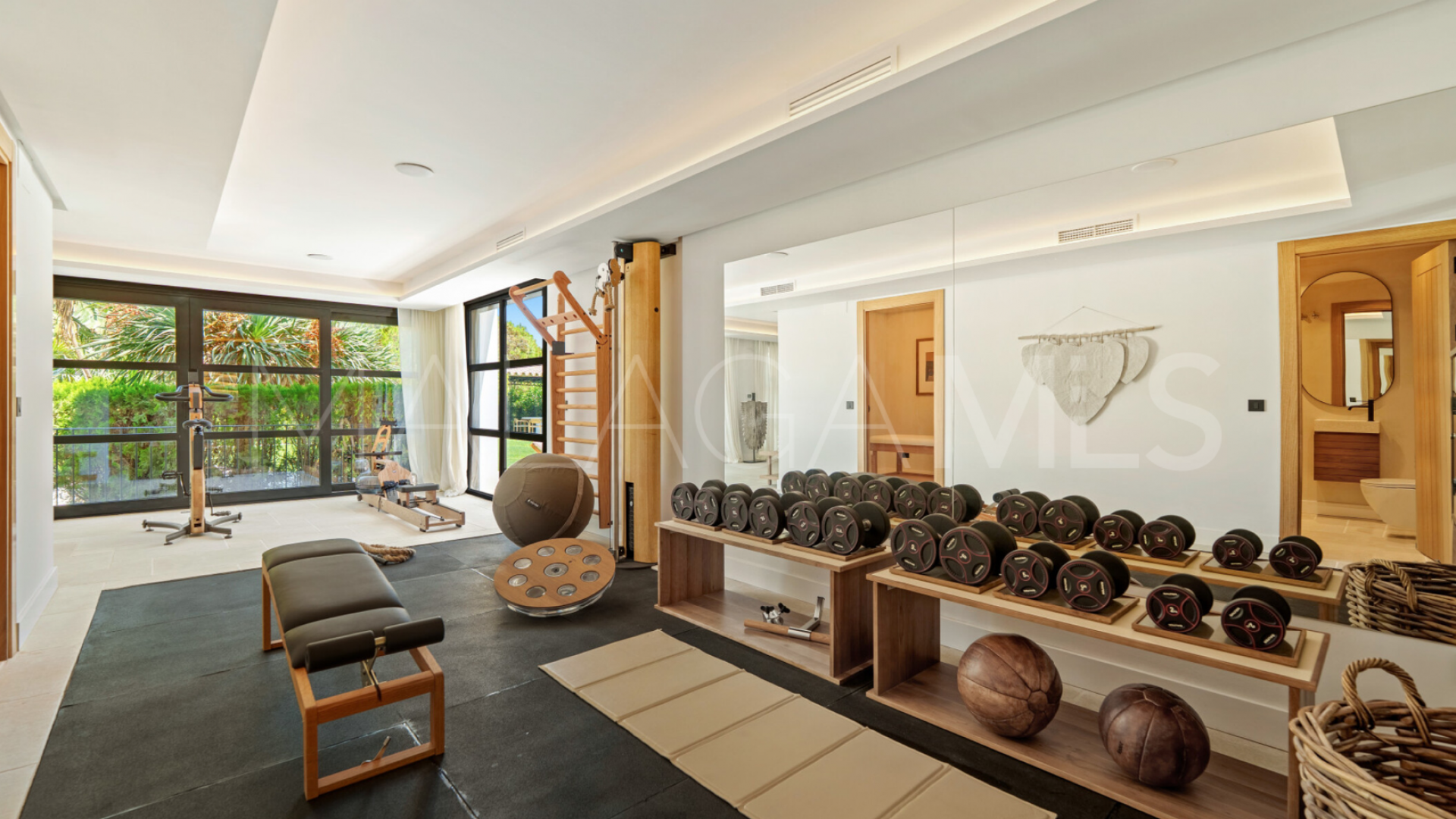 Villa for sale in Nueva Andalucia