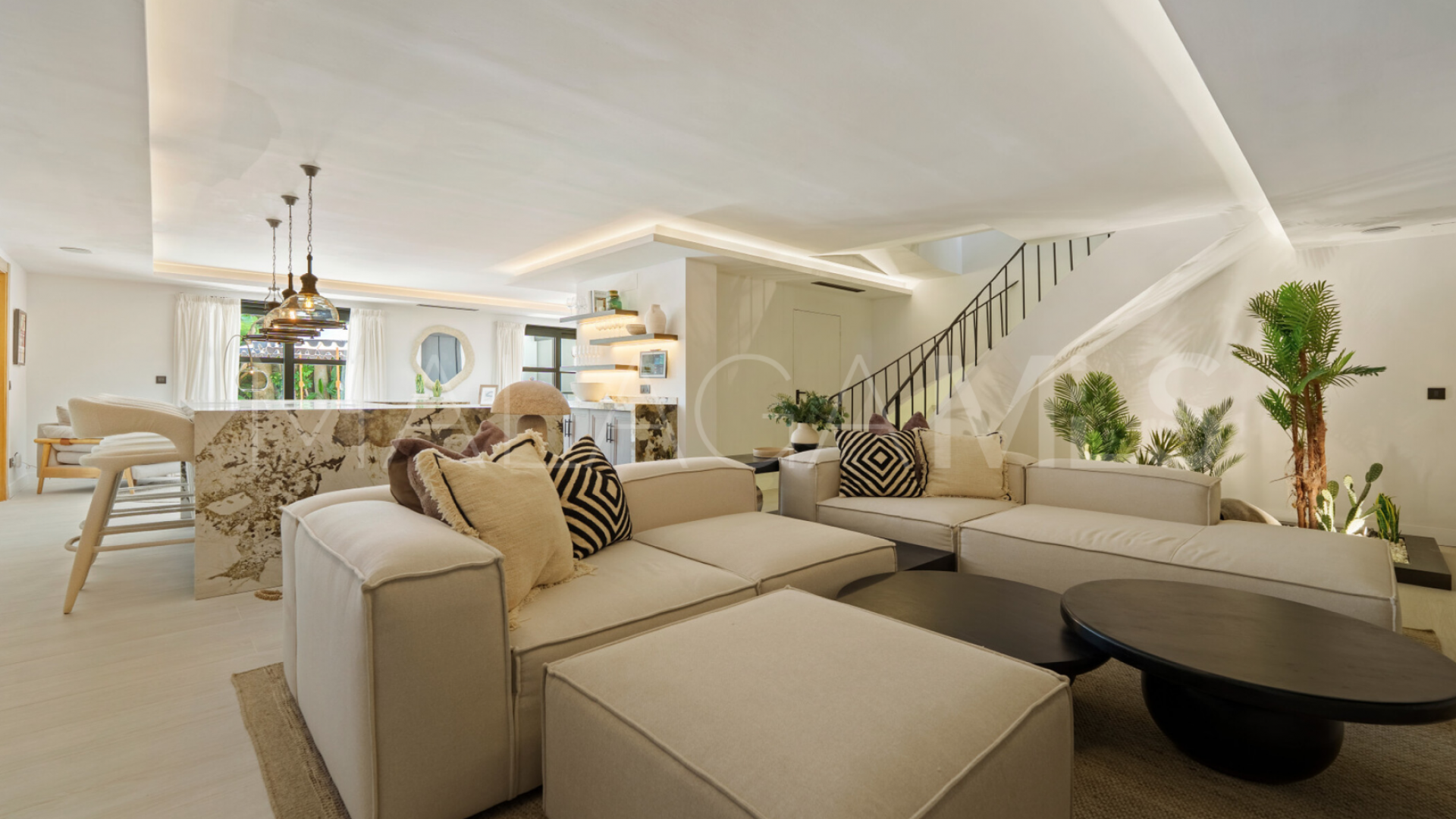 Villa for sale in Nueva Andalucia