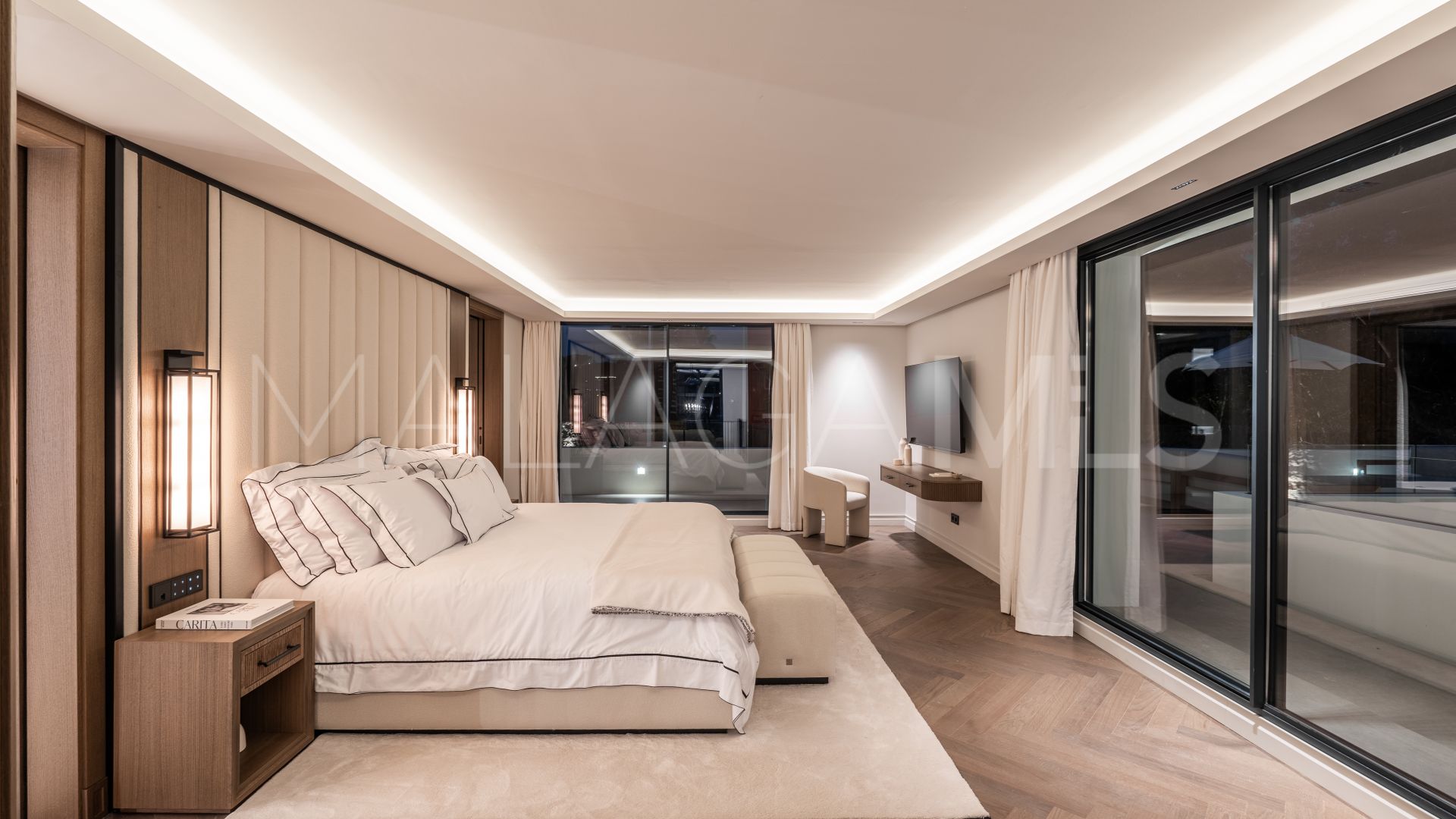 Villa for sale in Nueva Andalucia