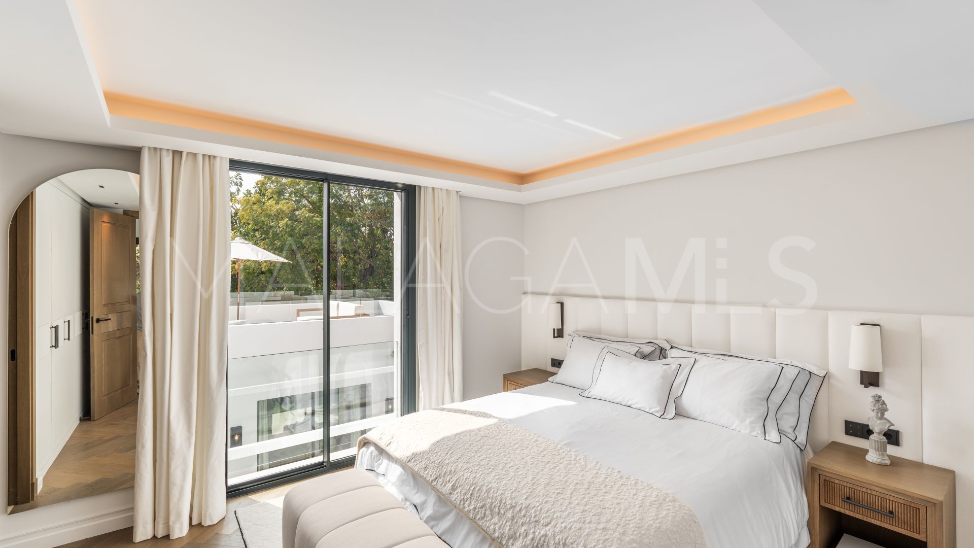 Villa for sale in Nueva Andalucia