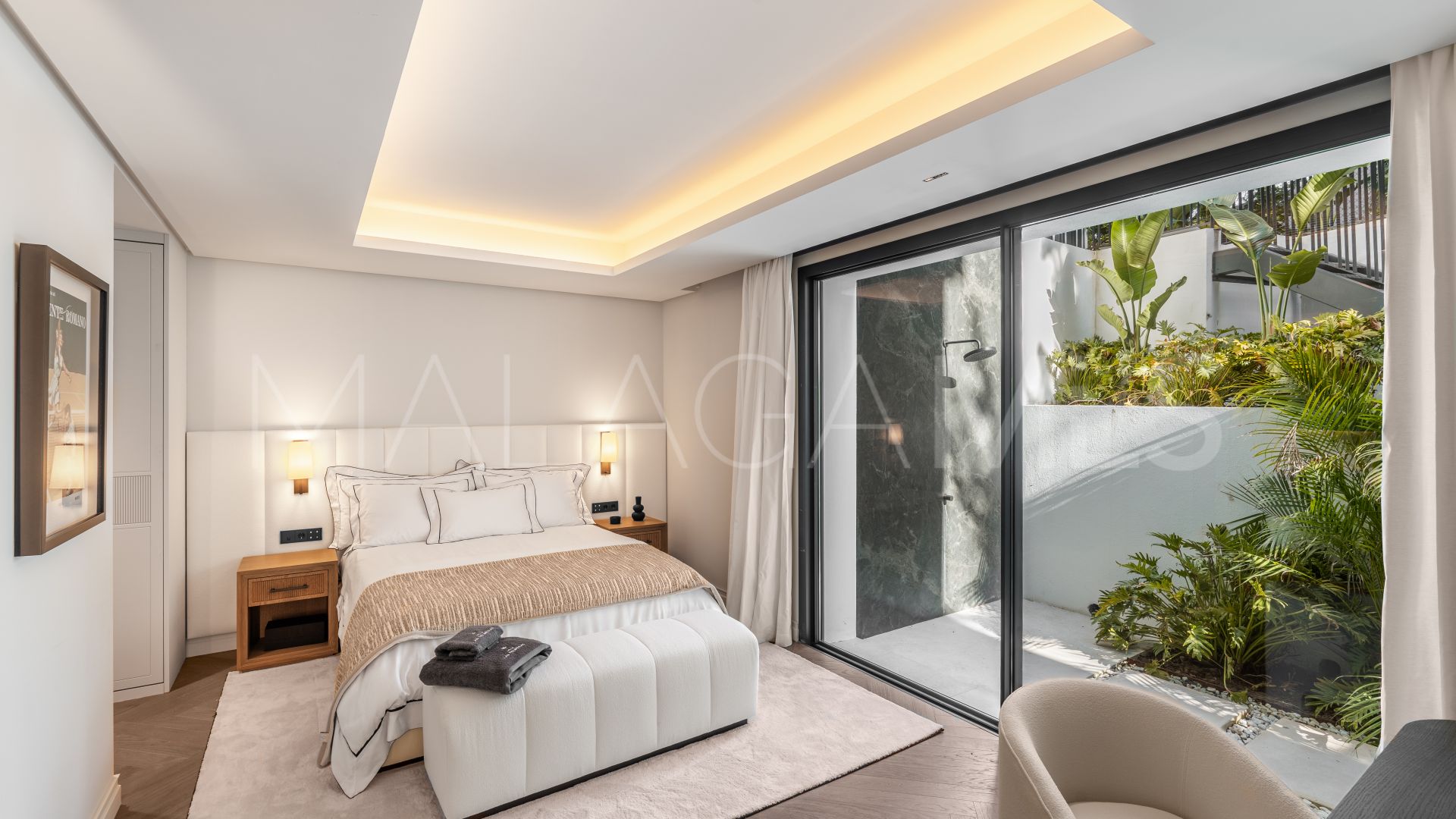 Villa for sale in Nueva Andalucia