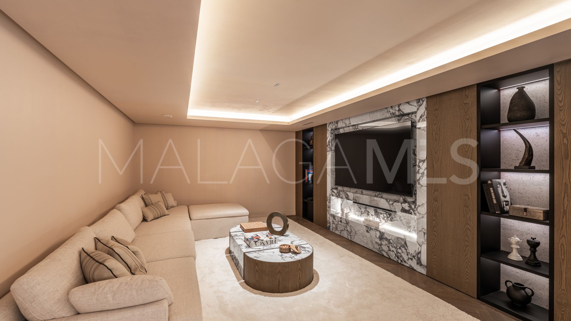 Villa for sale in Nueva Andalucia