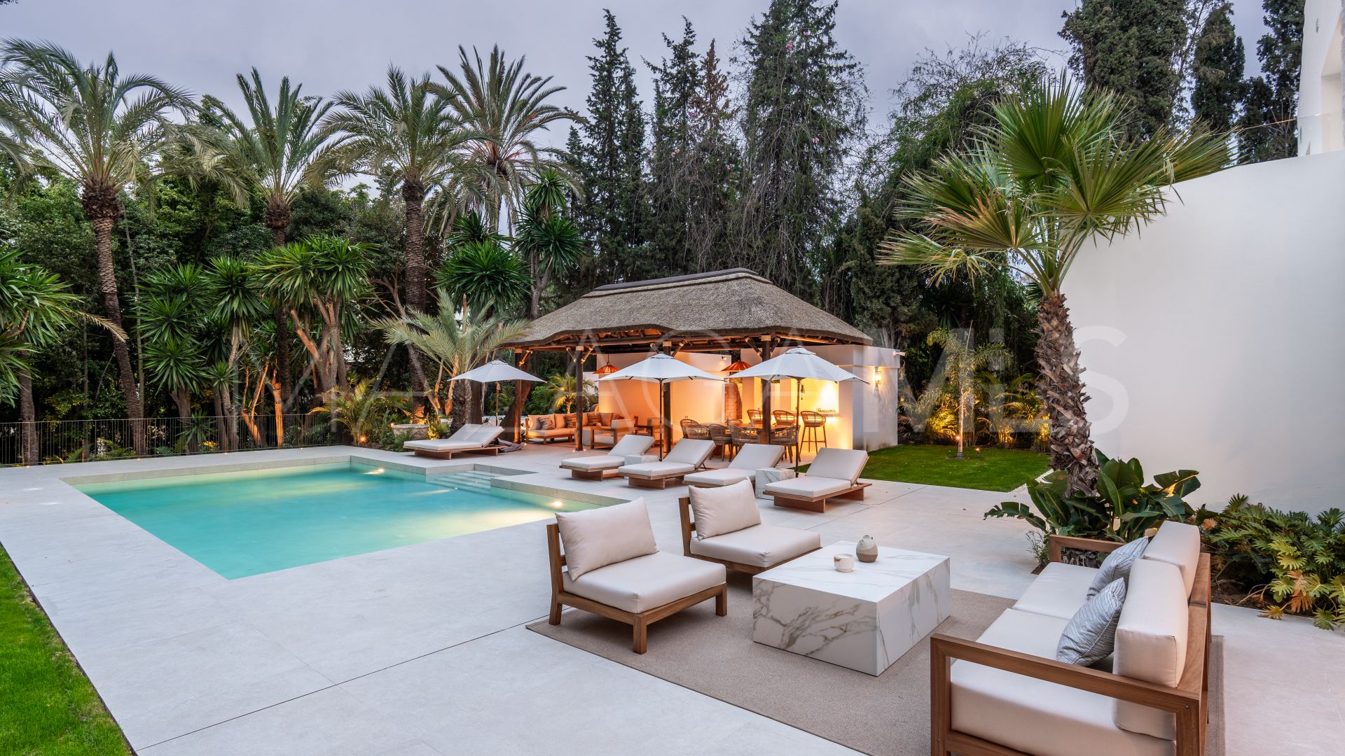 Villa for sale in Nueva Andalucia