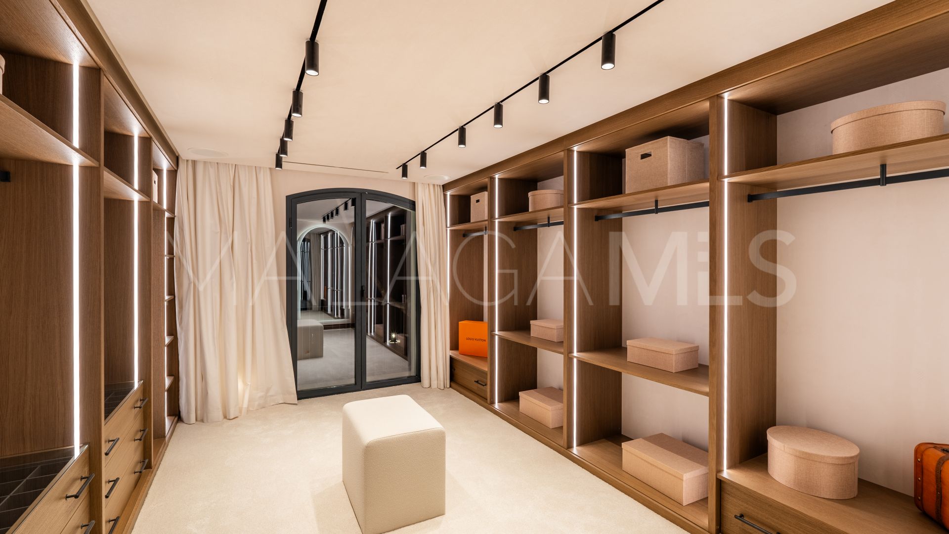 Villa for sale in Nueva Andalucia