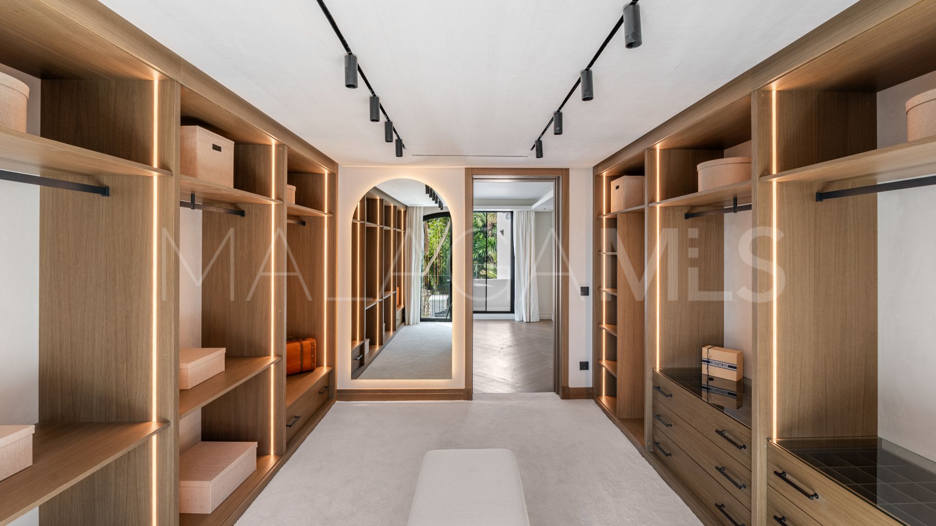 Villa for sale in Nueva Andalucia