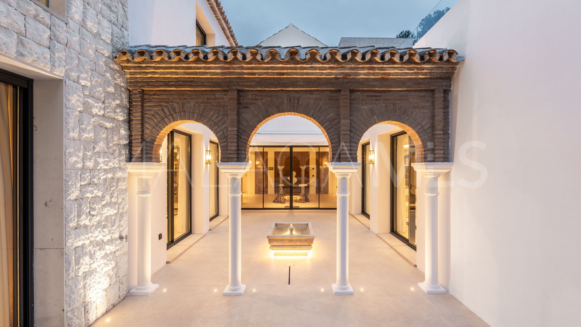 Villa for sale in Nueva Andalucia