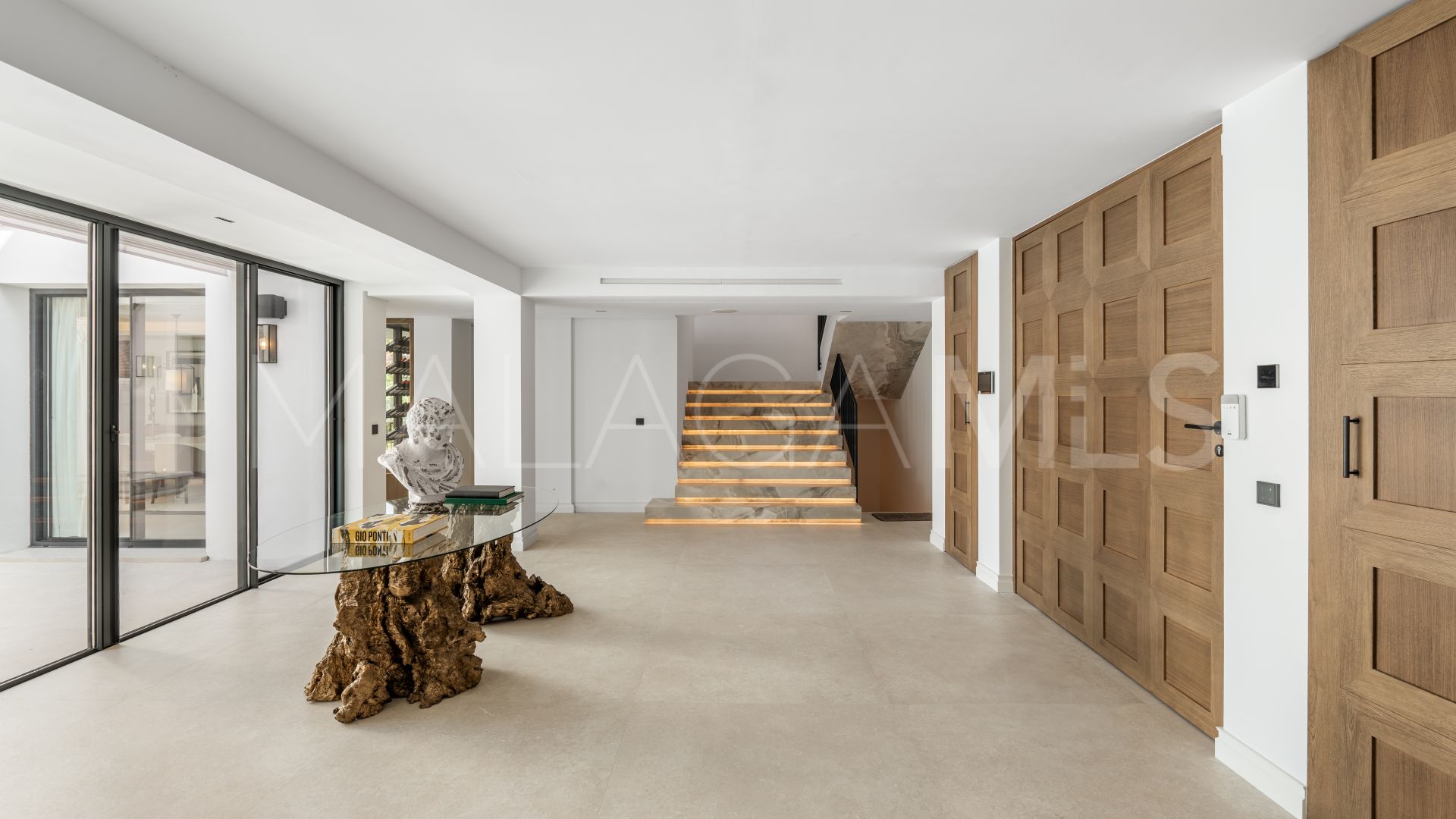 Villa for sale in Nueva Andalucia