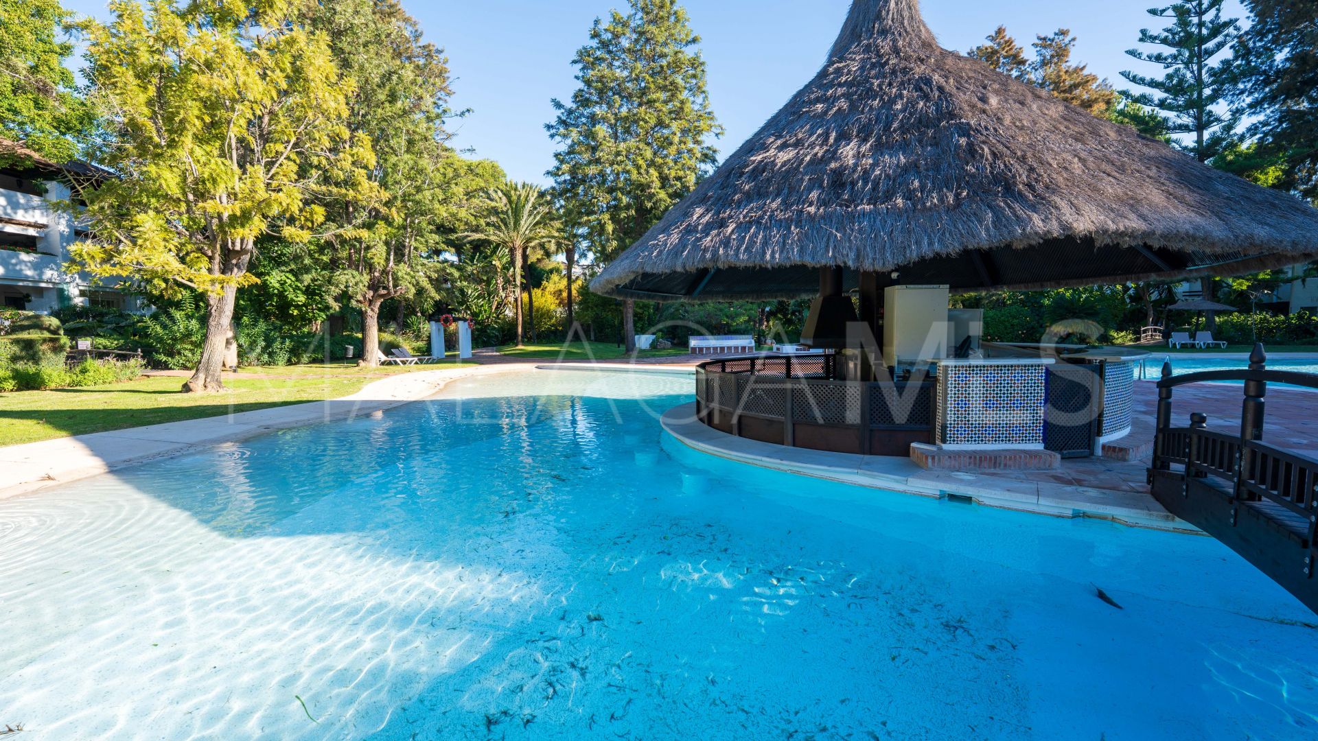 Buy apartamento planta baja in Alhambra del Golf