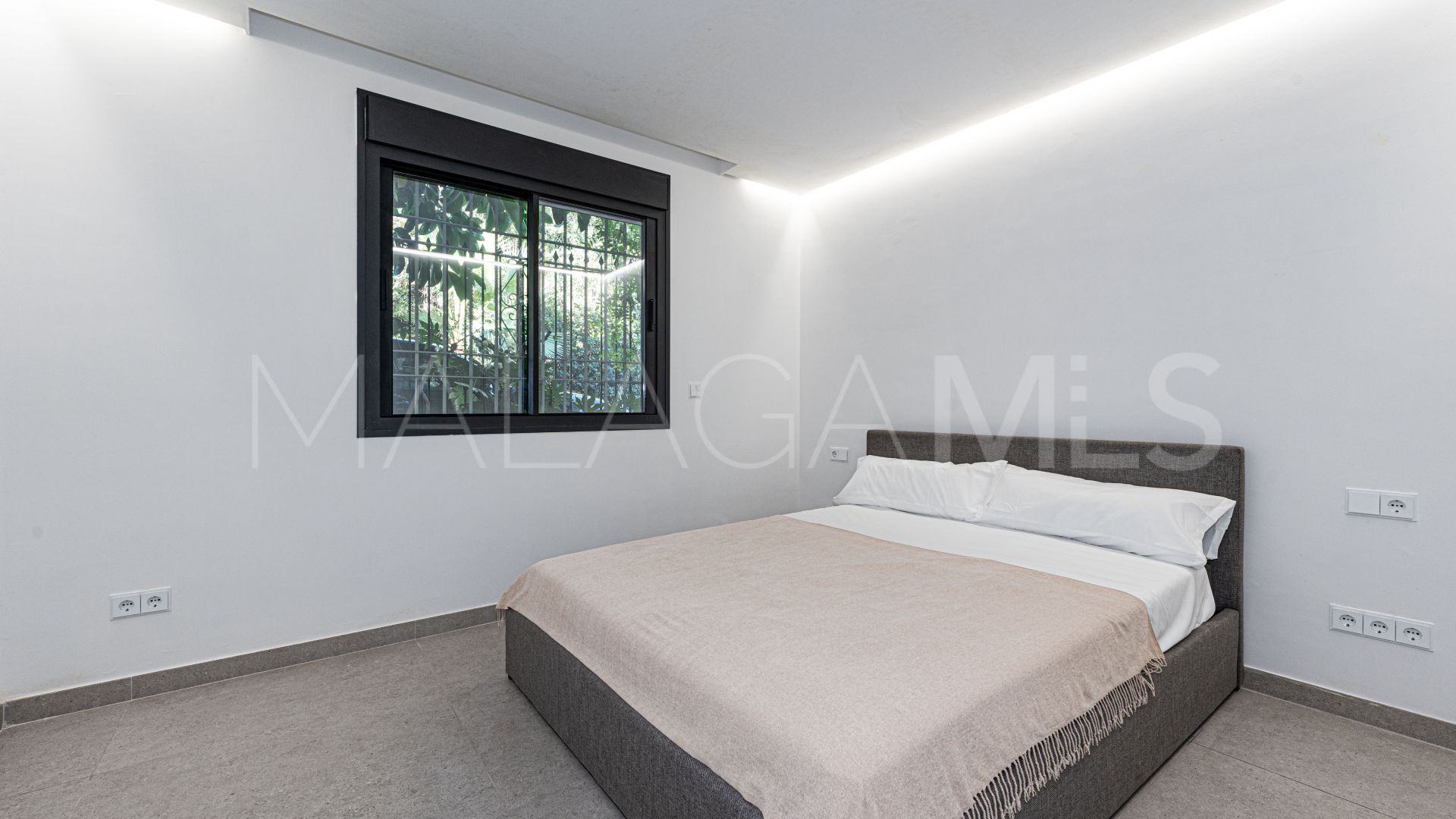 Buy apartamento planta baja in Alhambra del Golf