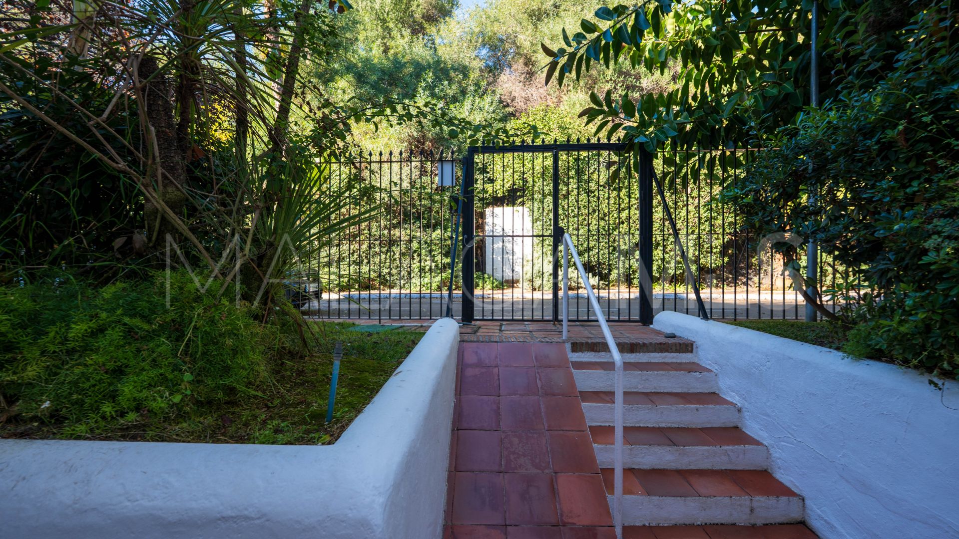 Buy apartamento planta baja in Alhambra del Golf