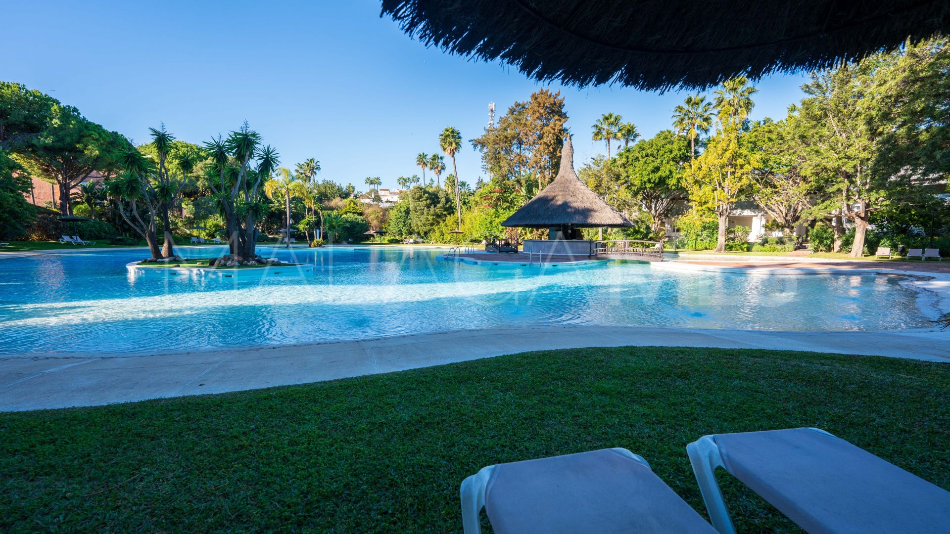 Buy apartamento planta baja in Alhambra del Golf