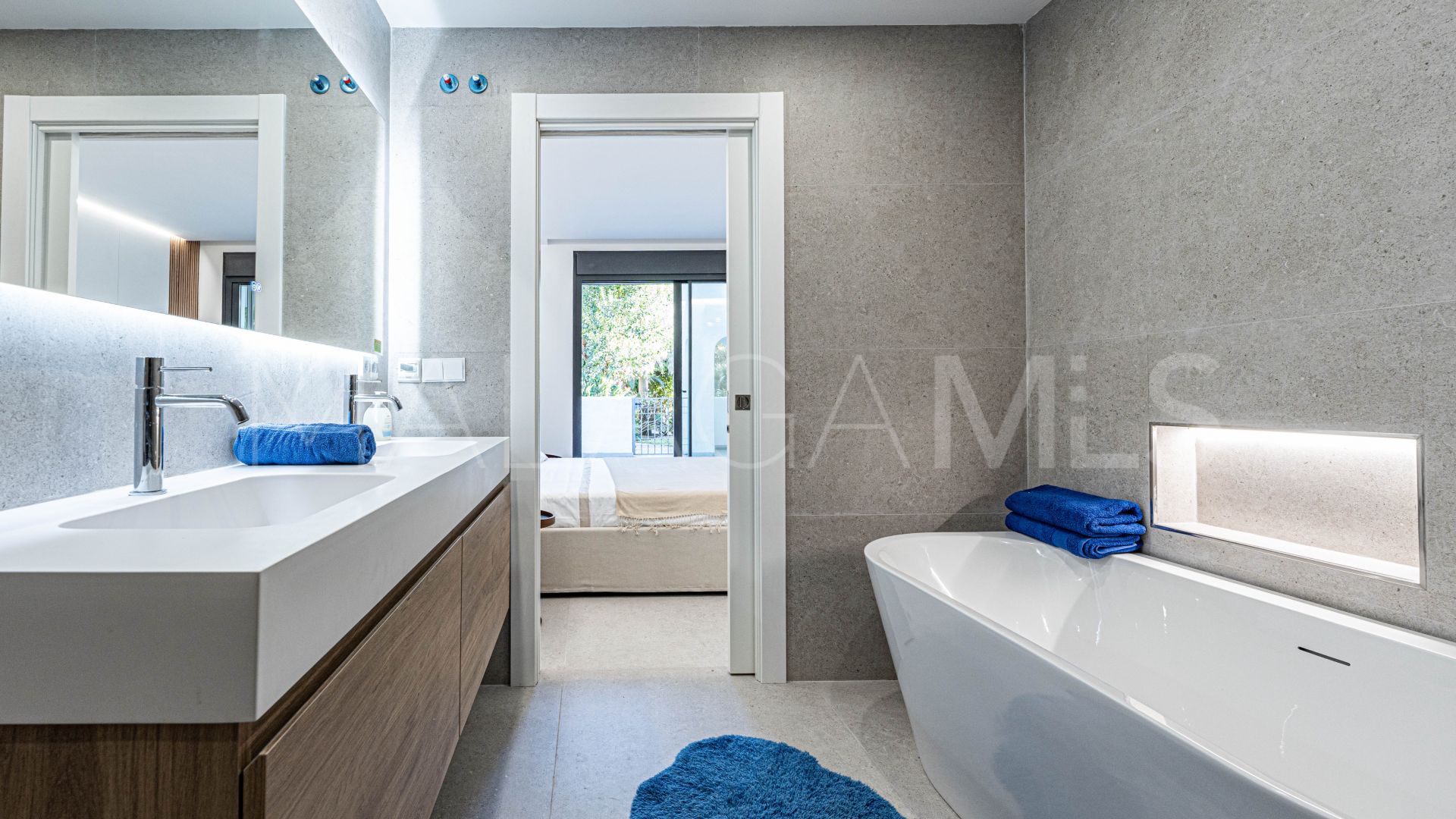 Buy apartamento planta baja in Alhambra del Golf