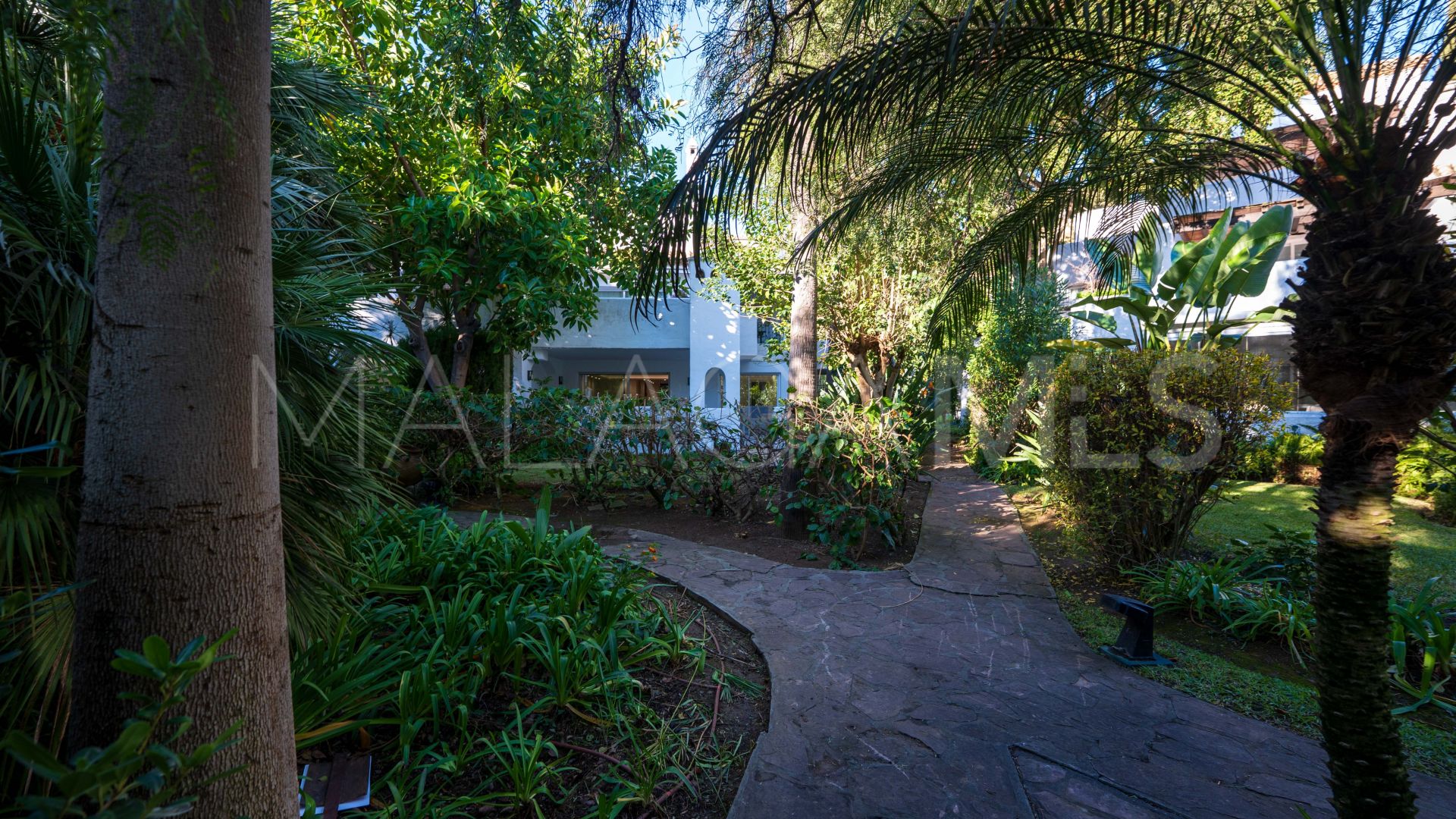 Buy apartamento planta baja in Alhambra del Golf