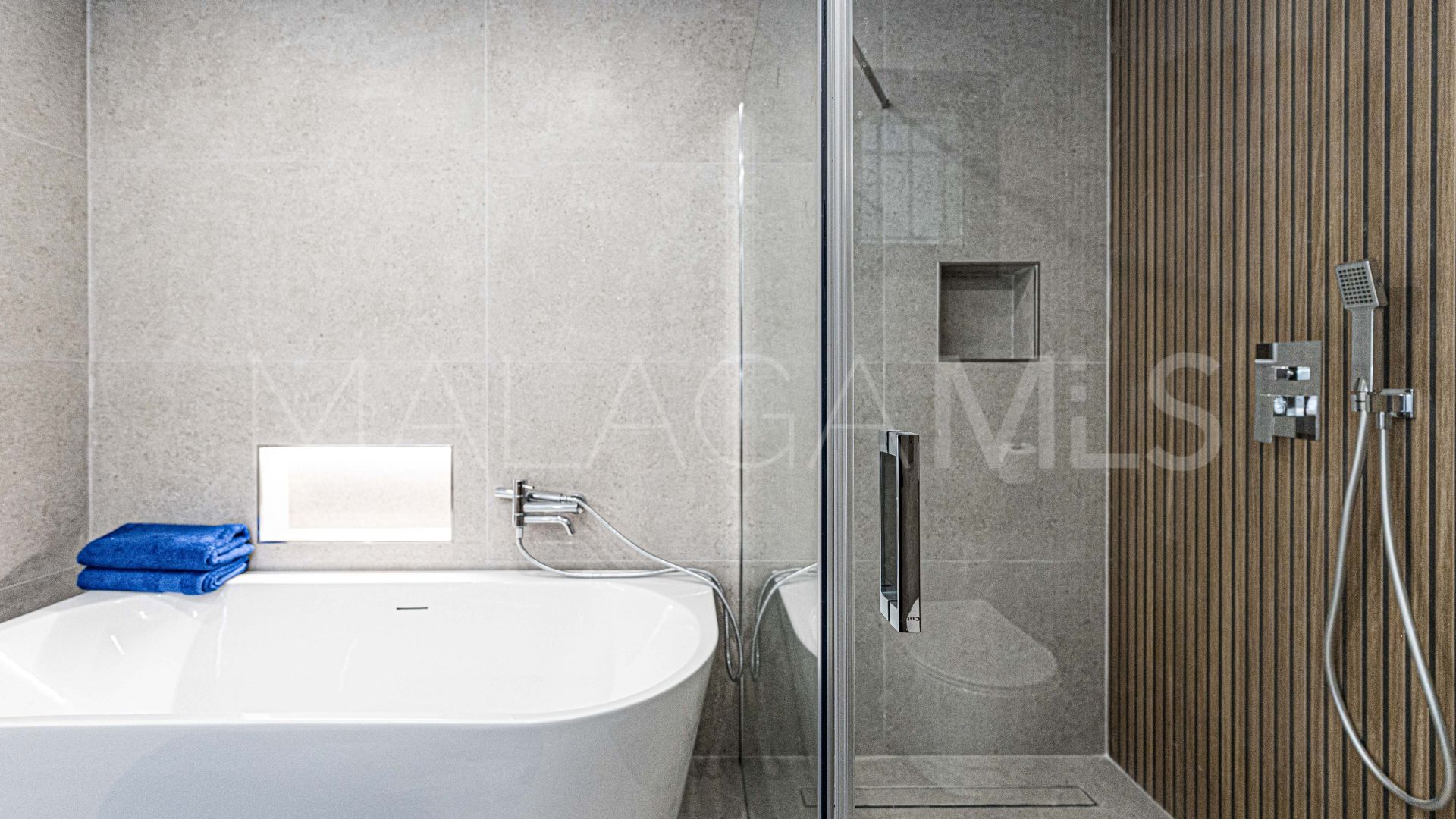 Buy apartamento planta baja in Alhambra del Golf