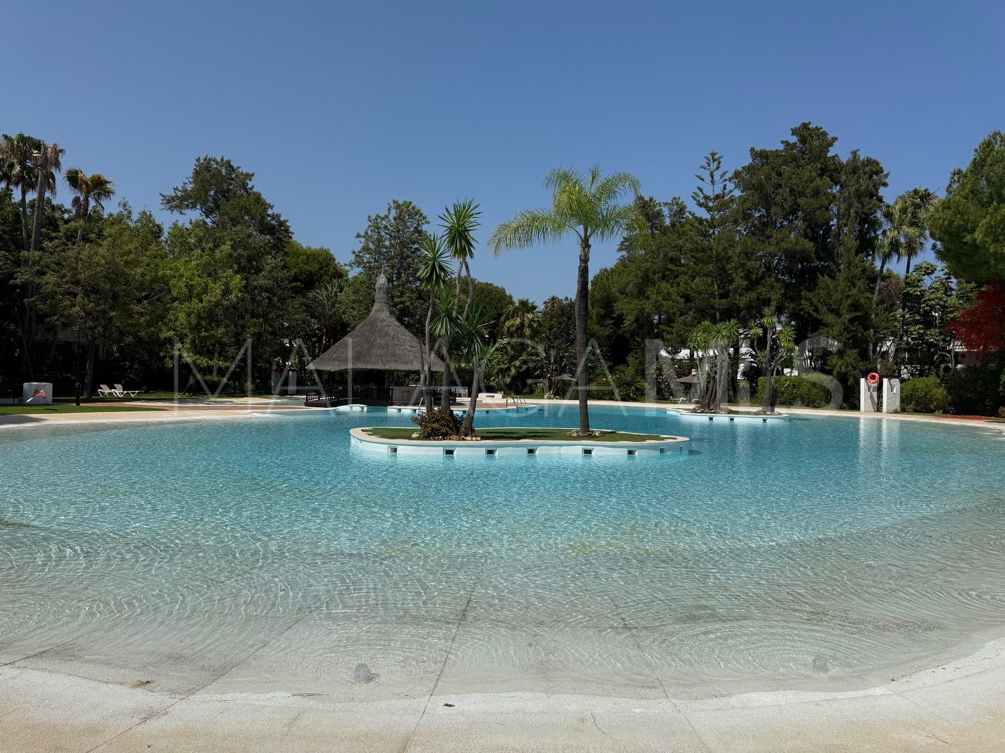 Apartamento planta baja a la venta in Alhambra del Golf with 3 bedrooms