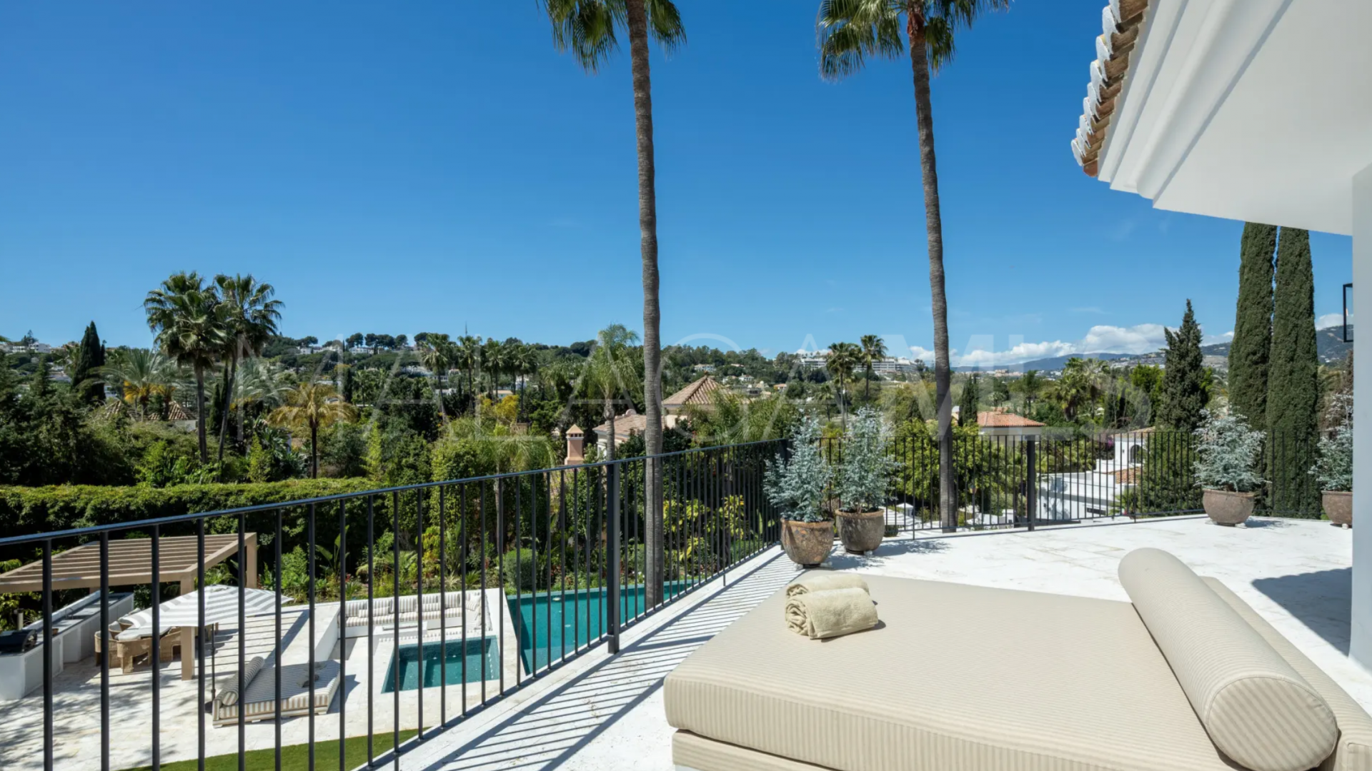 Villa for sale in Nueva Andalucia