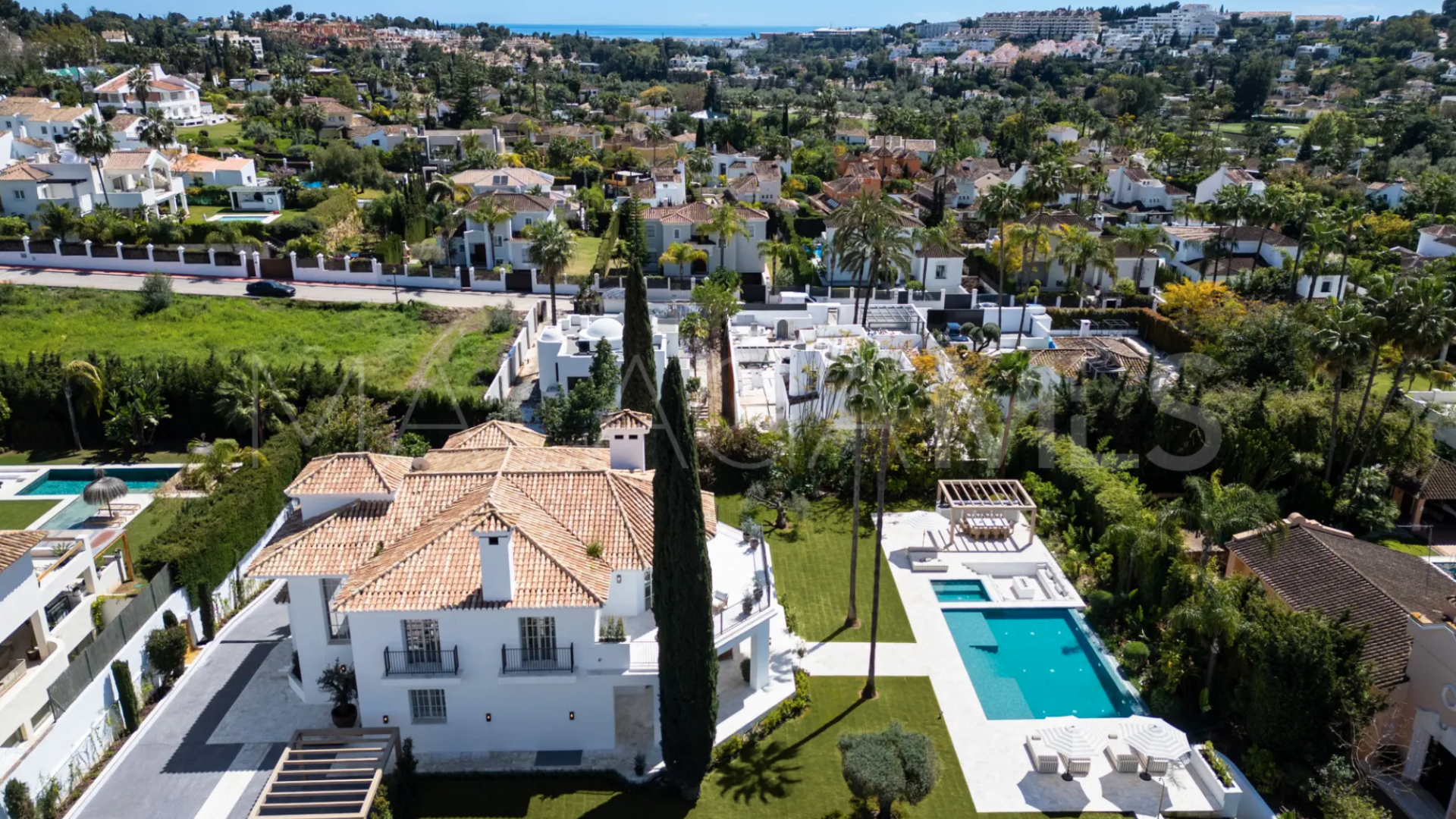 Villa for sale in Nueva Andalucia
