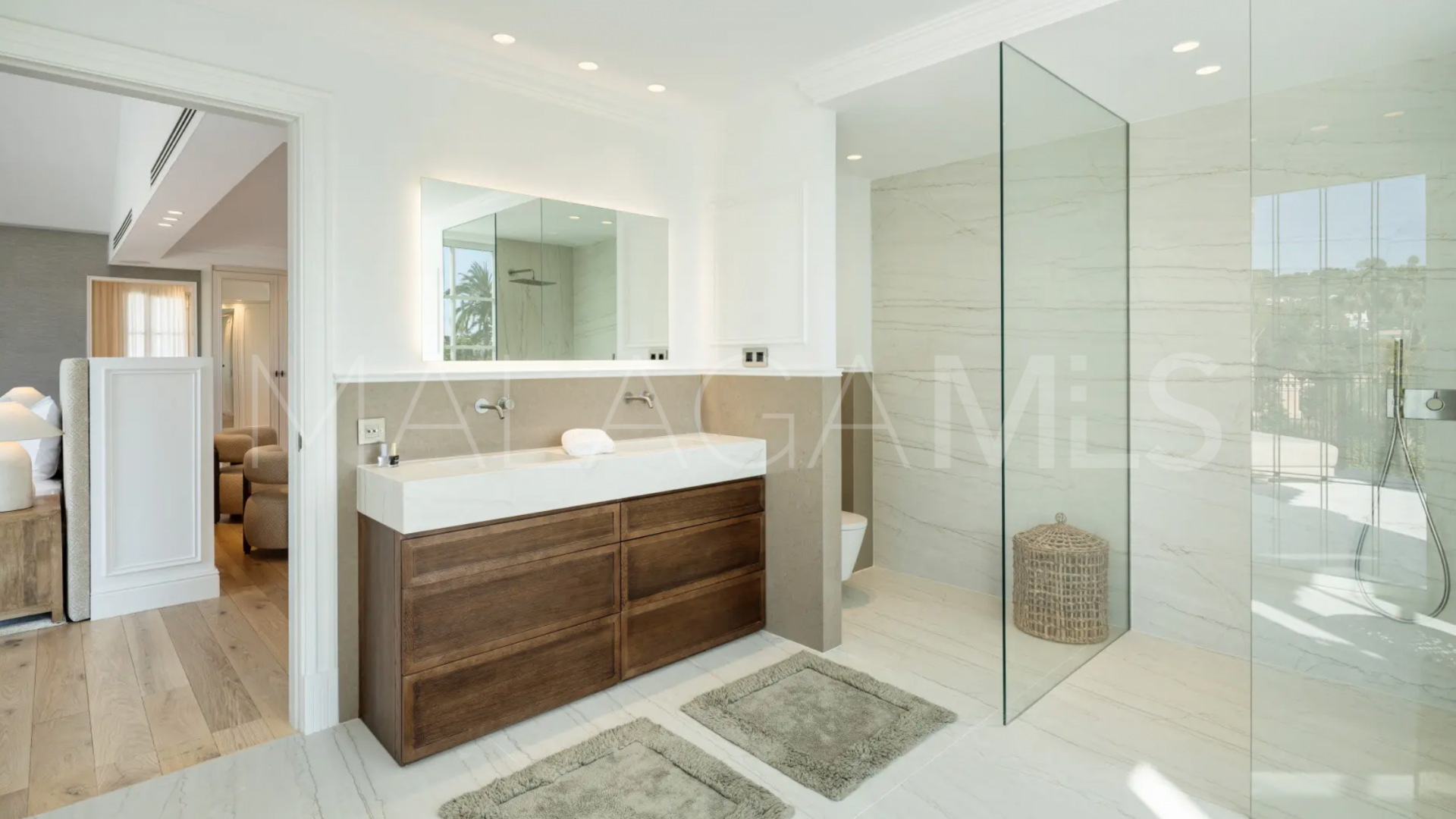 Villa for sale in Nueva Andalucia
