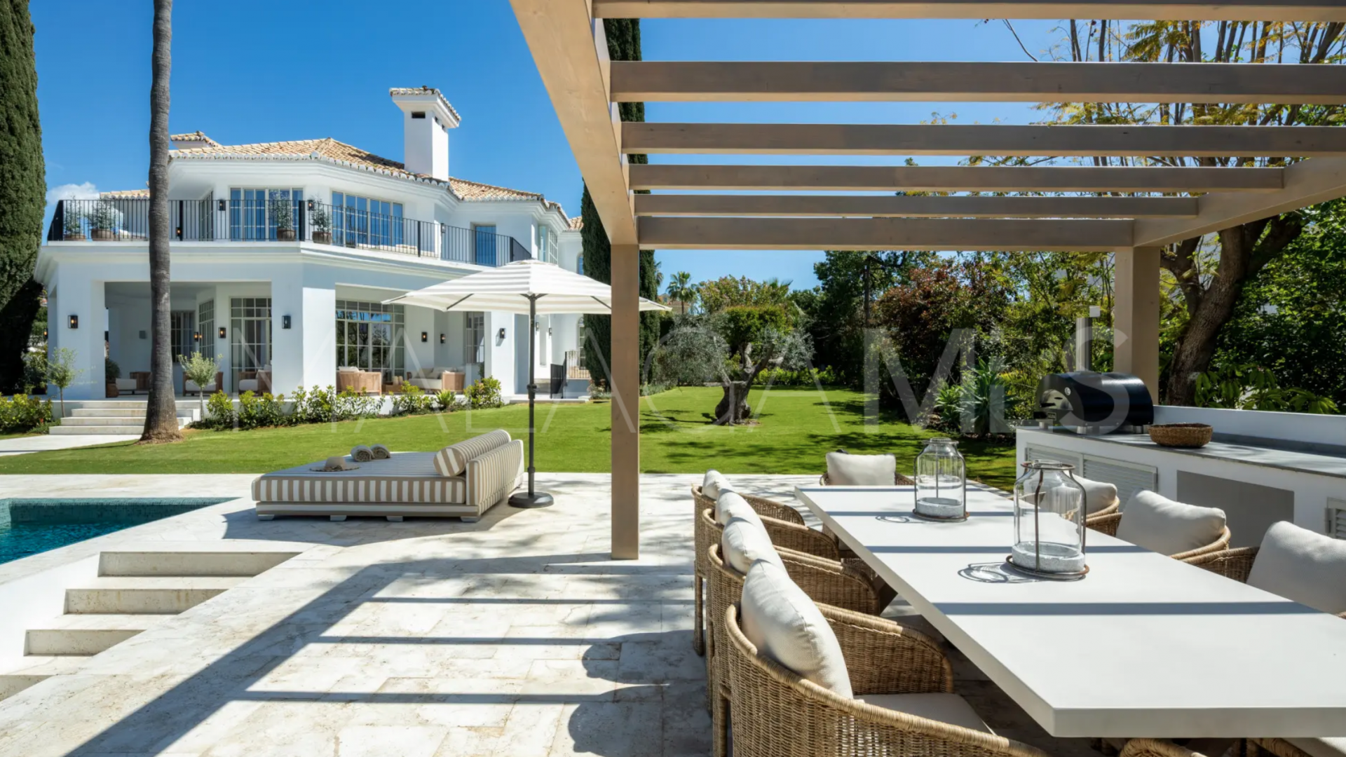 Villa for sale in Nueva Andalucia