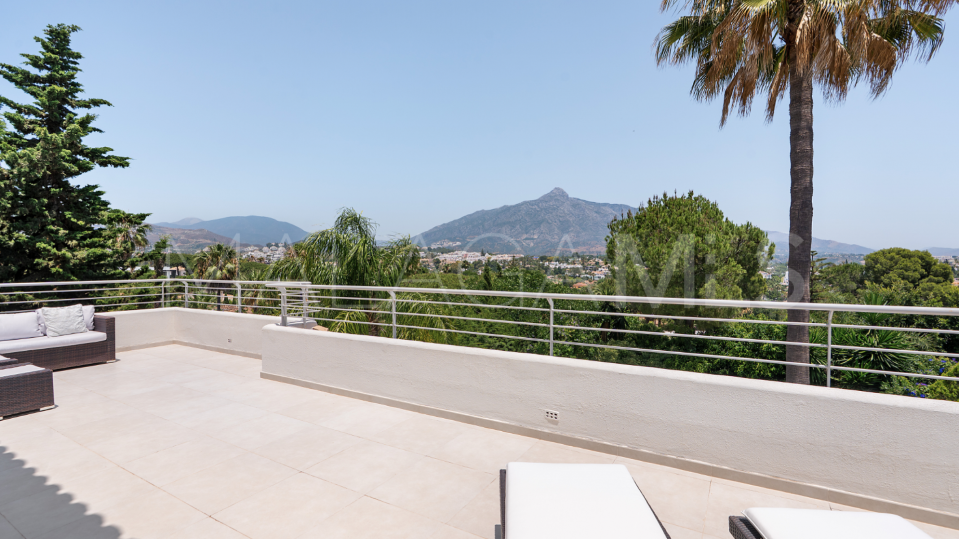 Villa for sale in Las Brisas
