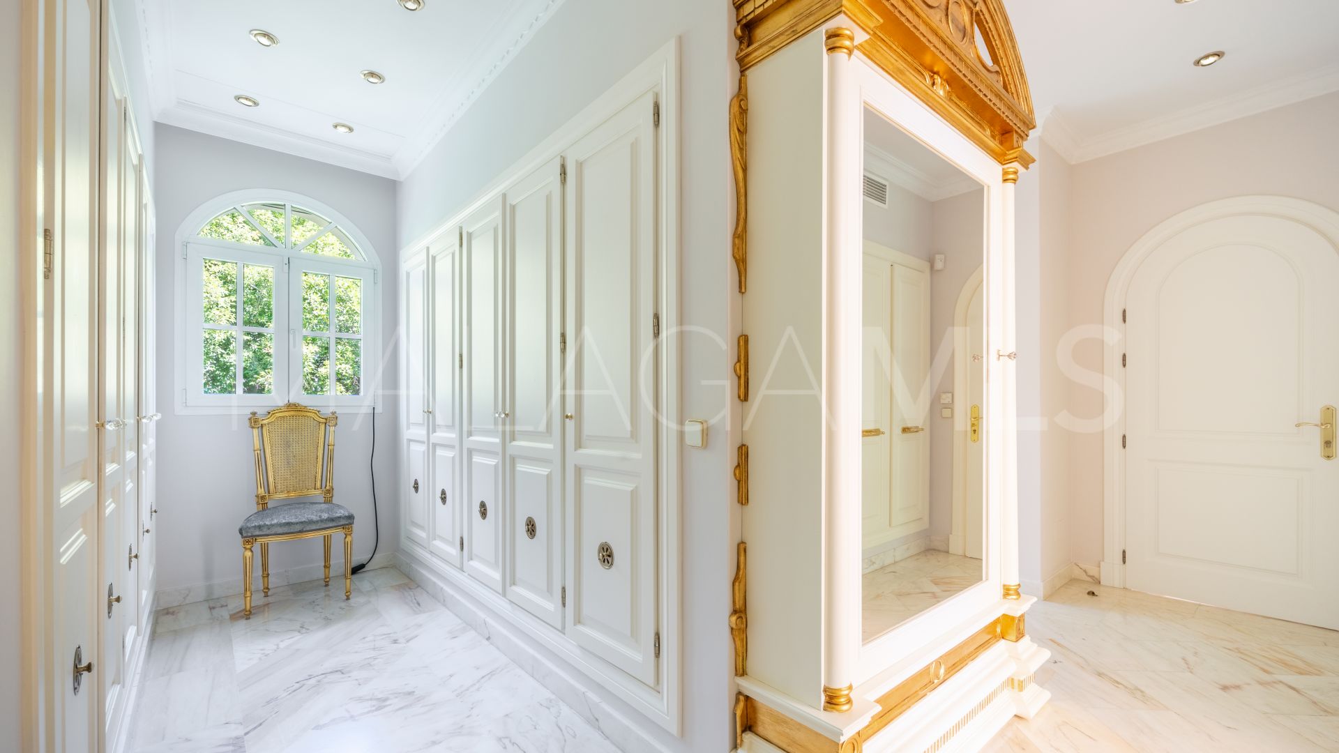 Villa for sale in Cascada de Camojan