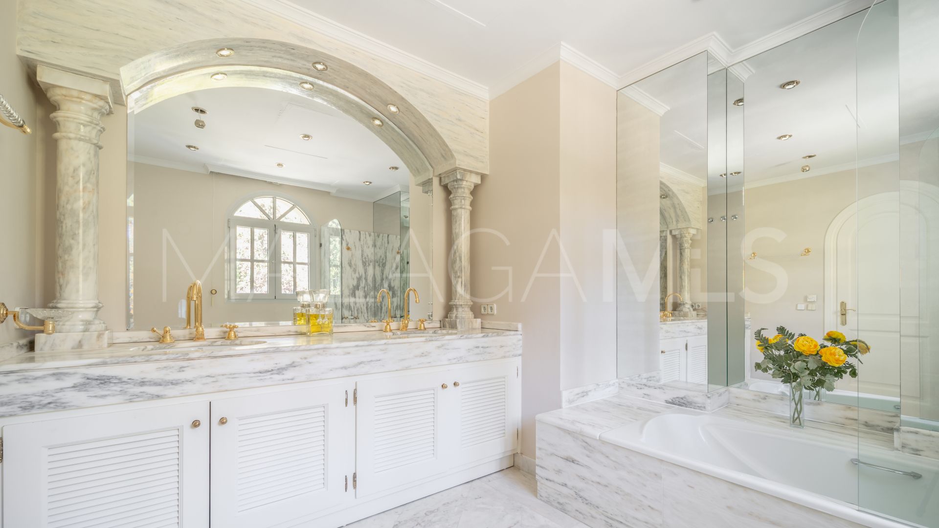 Villa for sale in Cascada de Camojan