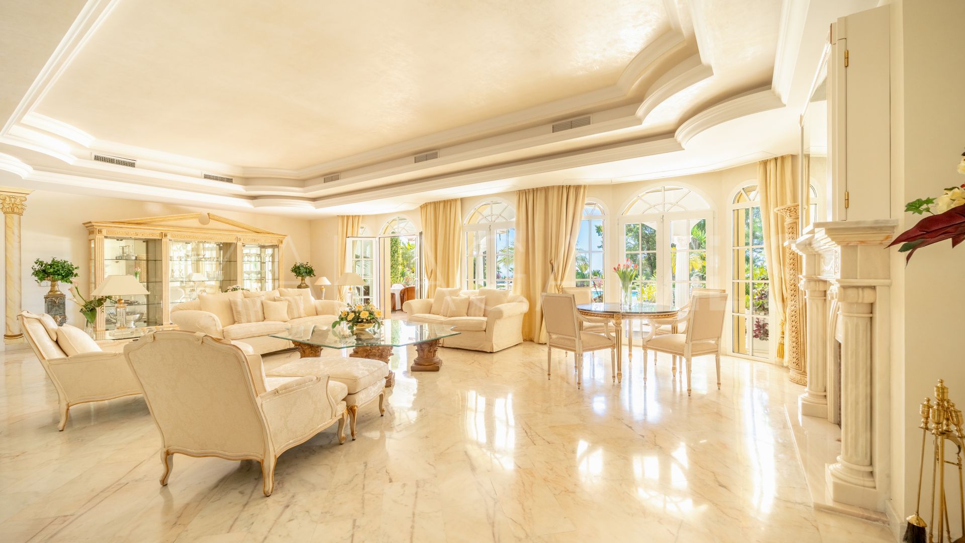 Villa for sale in Cascada de Camojan