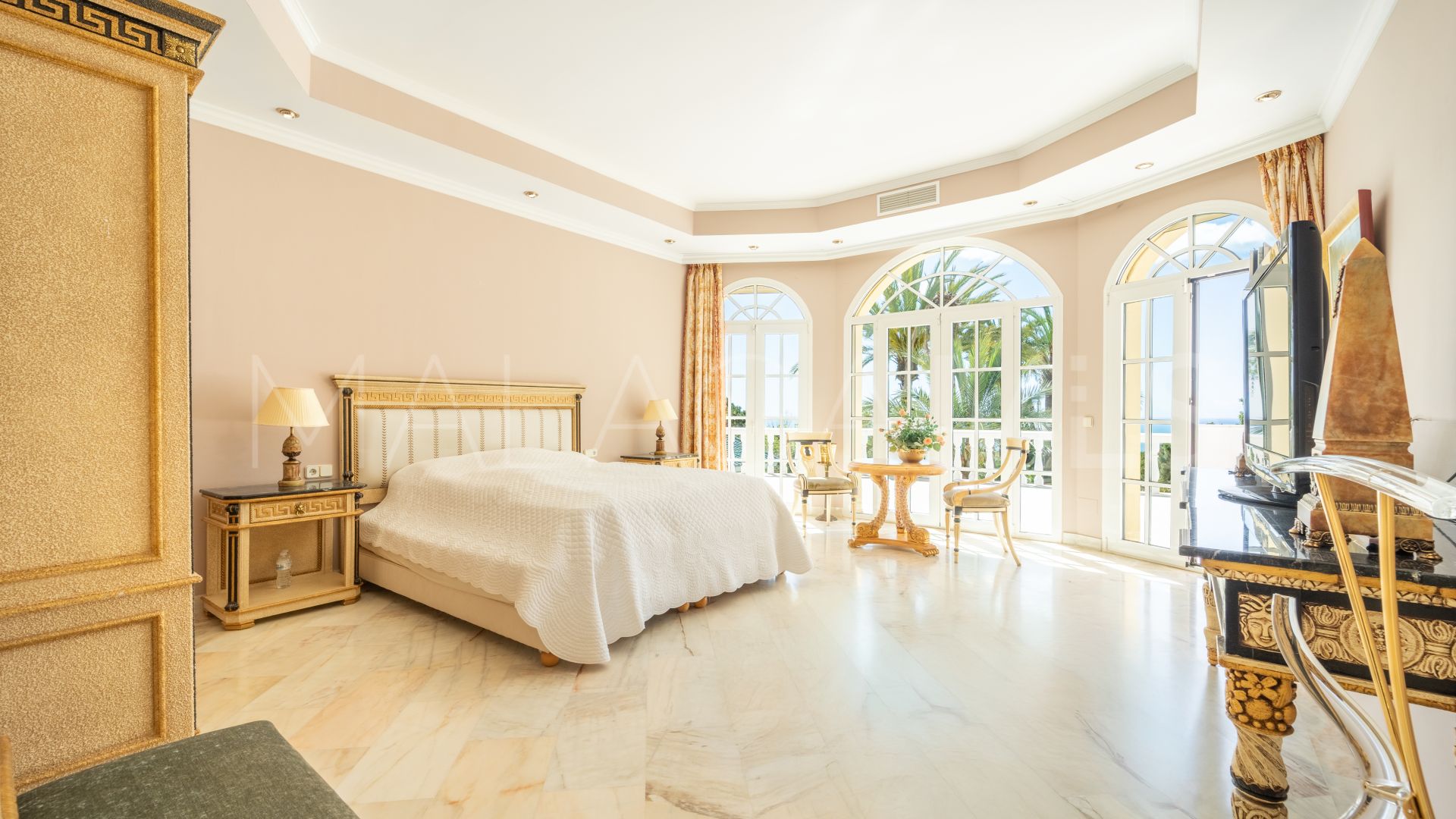 Villa for sale in Cascada de Camojan