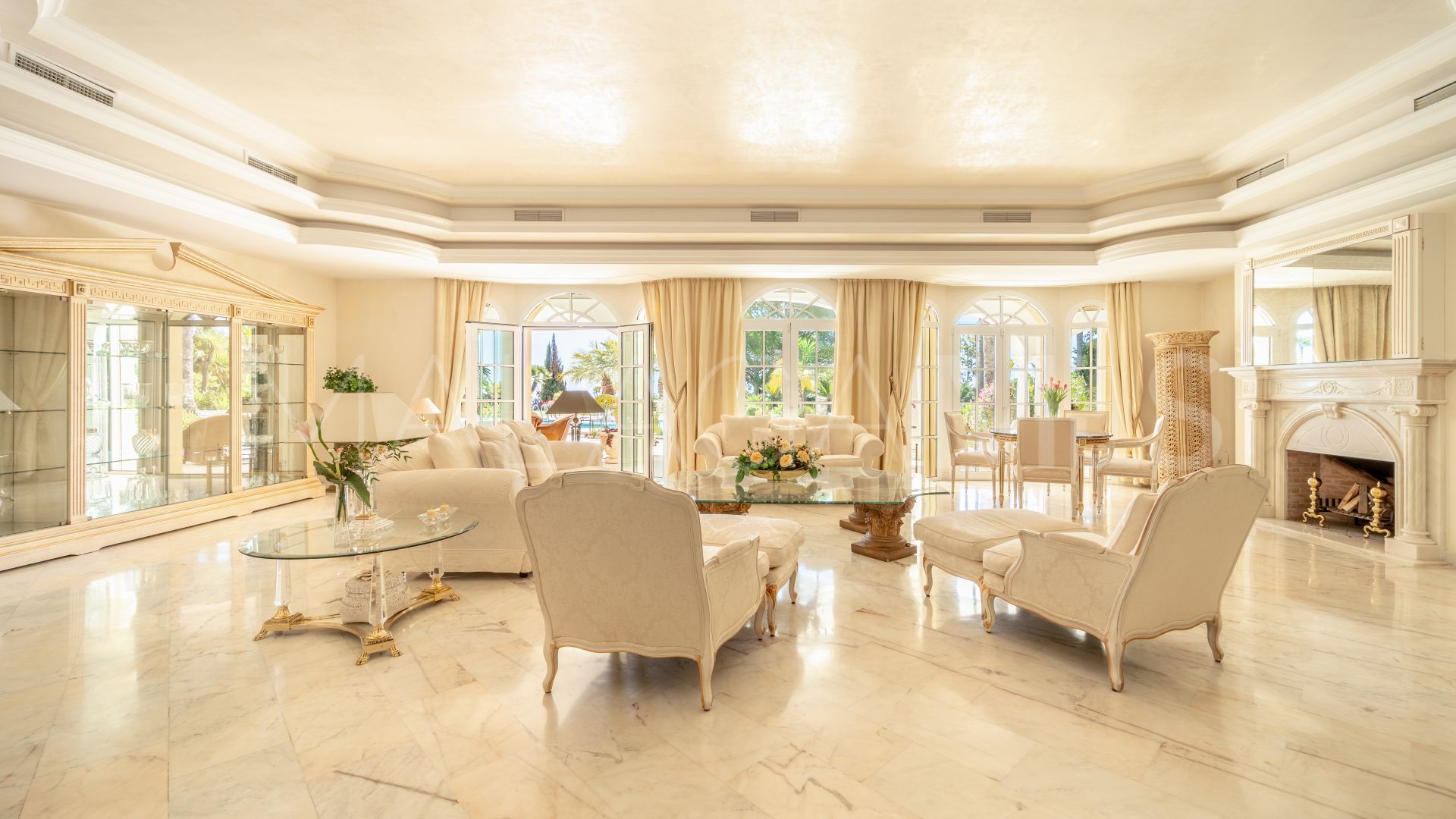 Villa for sale in Cascada de Camojan
