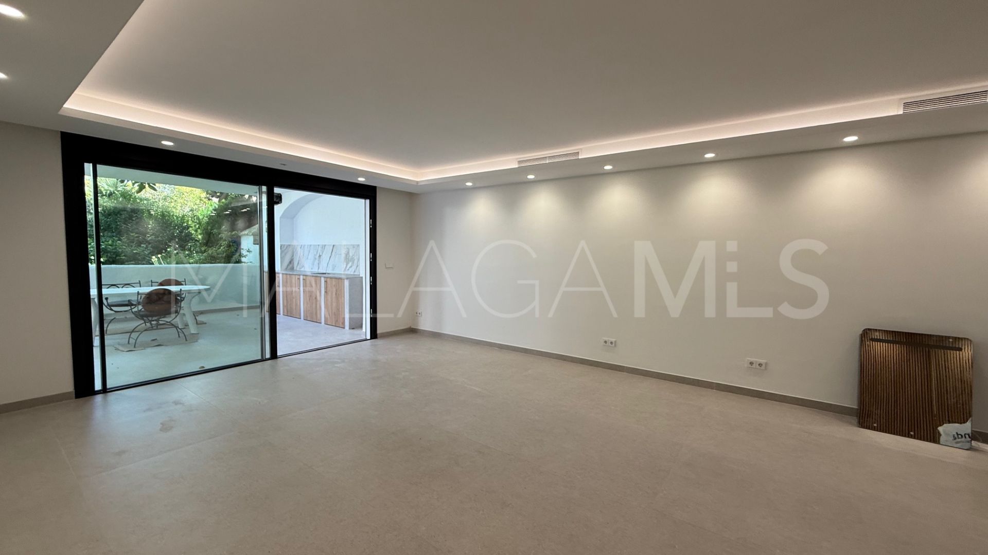 Buy ground floor apartment in Alhambra del Golf with 3 bedrooms