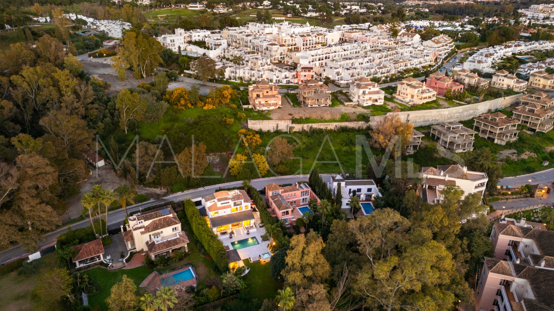 Villa for sale in Nueva Andalucia