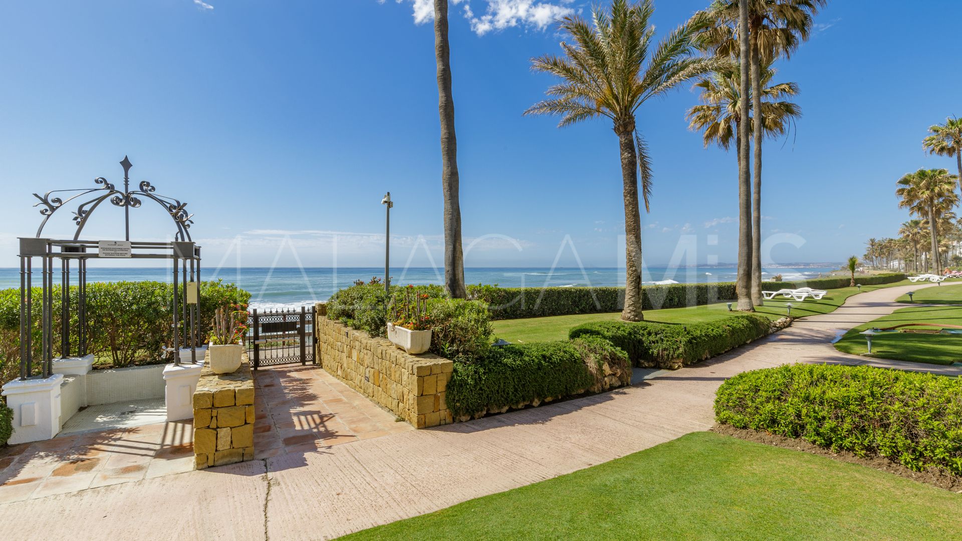 Duplex penthouse in Alcazaba Beach for sale
