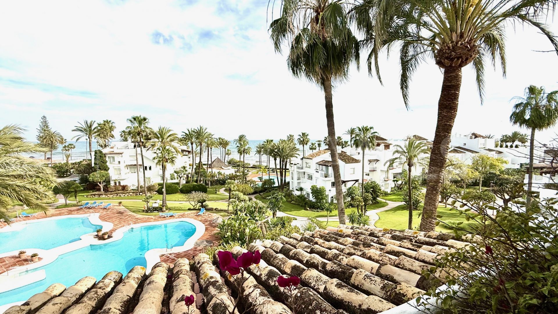 Duplex penthouse in Alcazaba Beach for sale