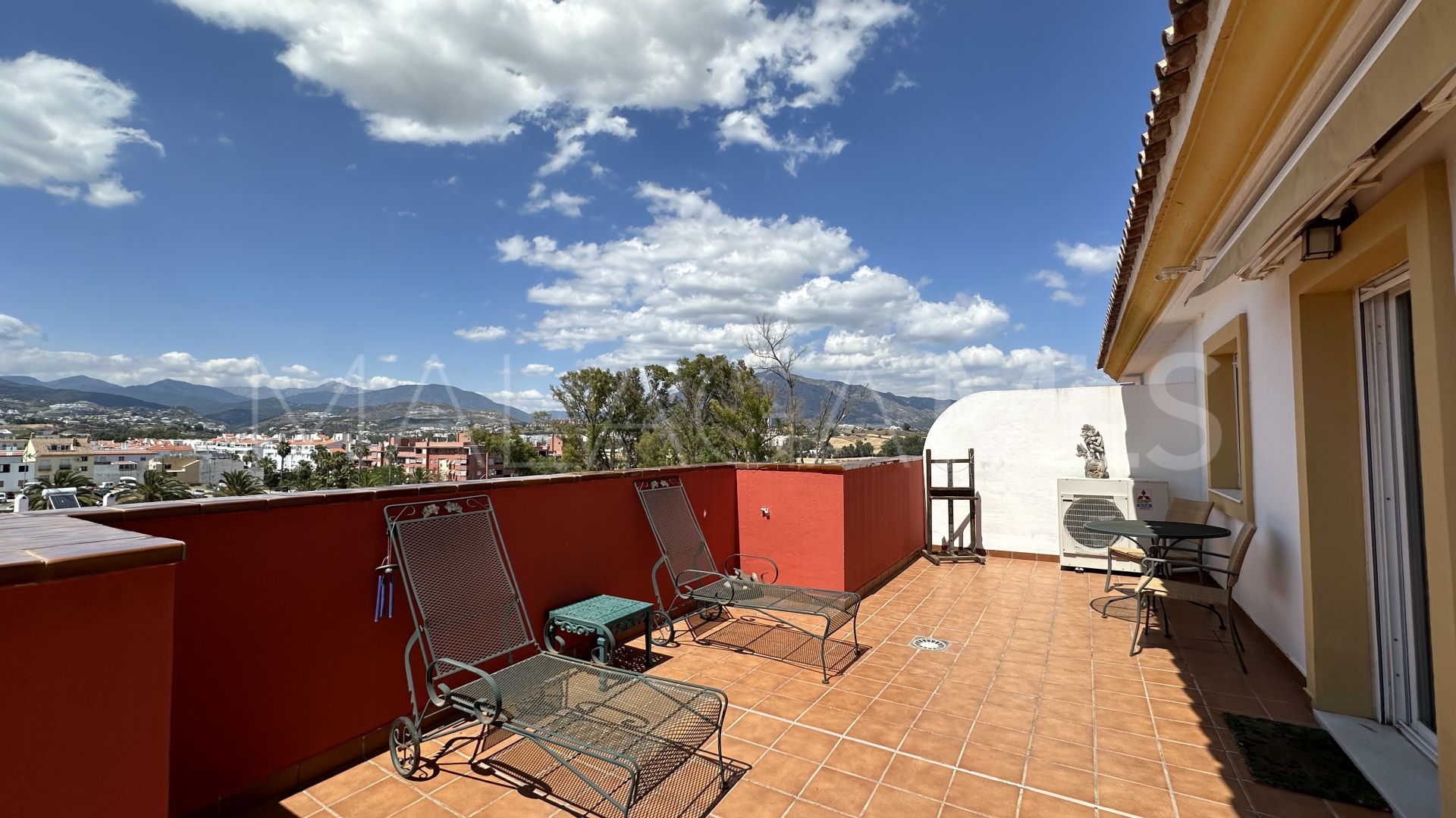 Buy atico in San Pedro de Alcantara with 3 bedrooms