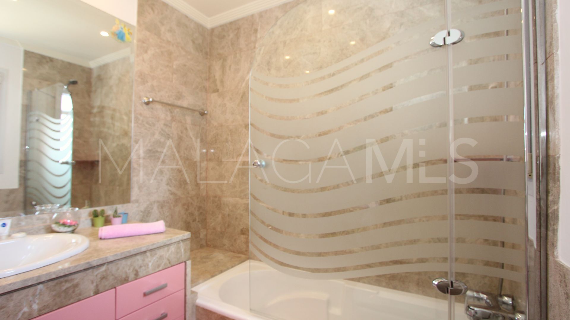 Villa for sale in Santa Clara