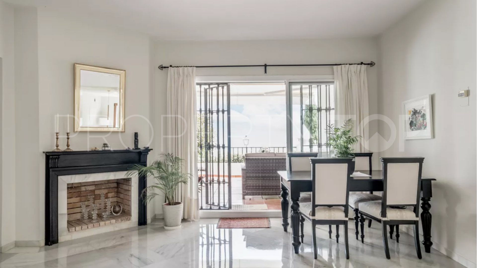 Apartamento a la venta en Las Colinas de Marbella con 2 dormitorios