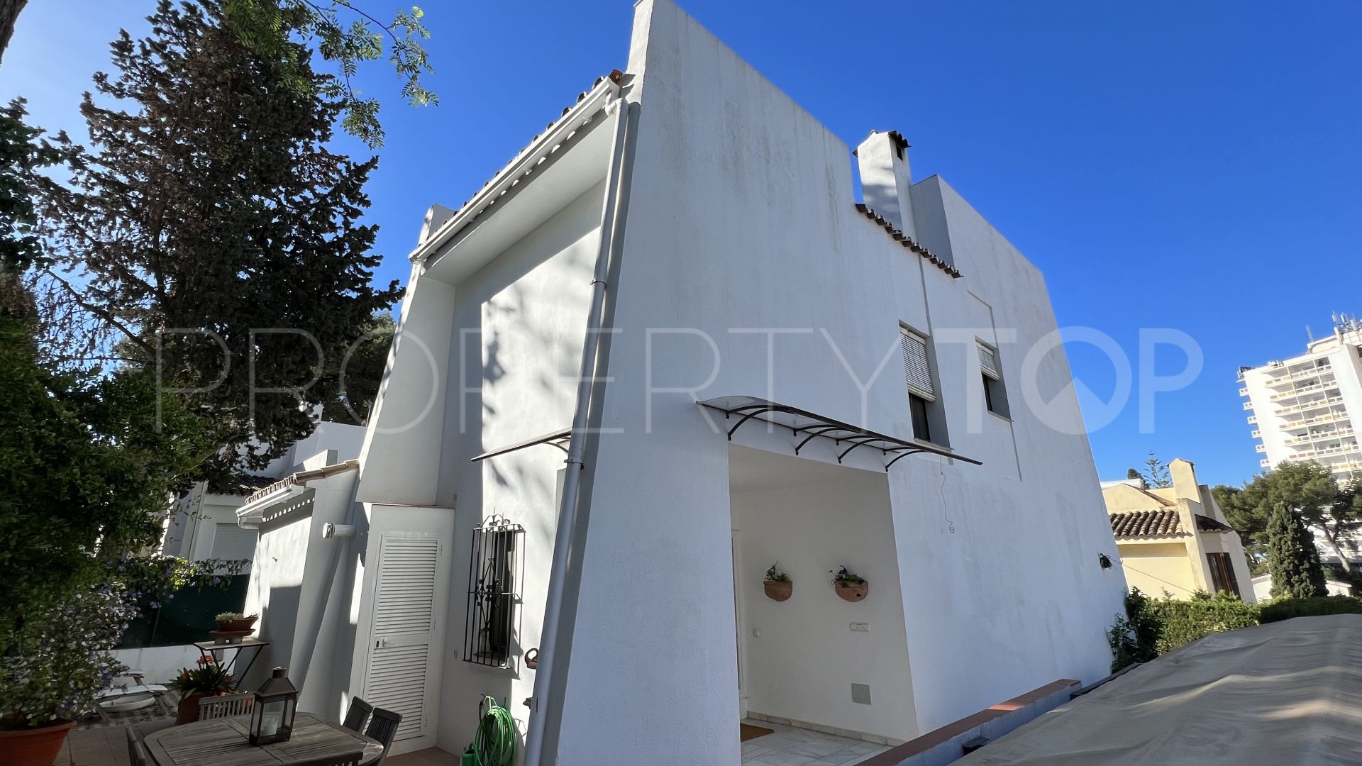 Se vende villa en Nueva Andalucia de 3 dormitorios