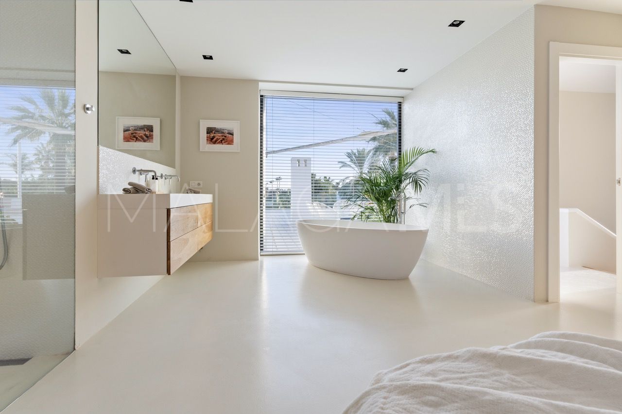 Villa for sale in Las Brisas