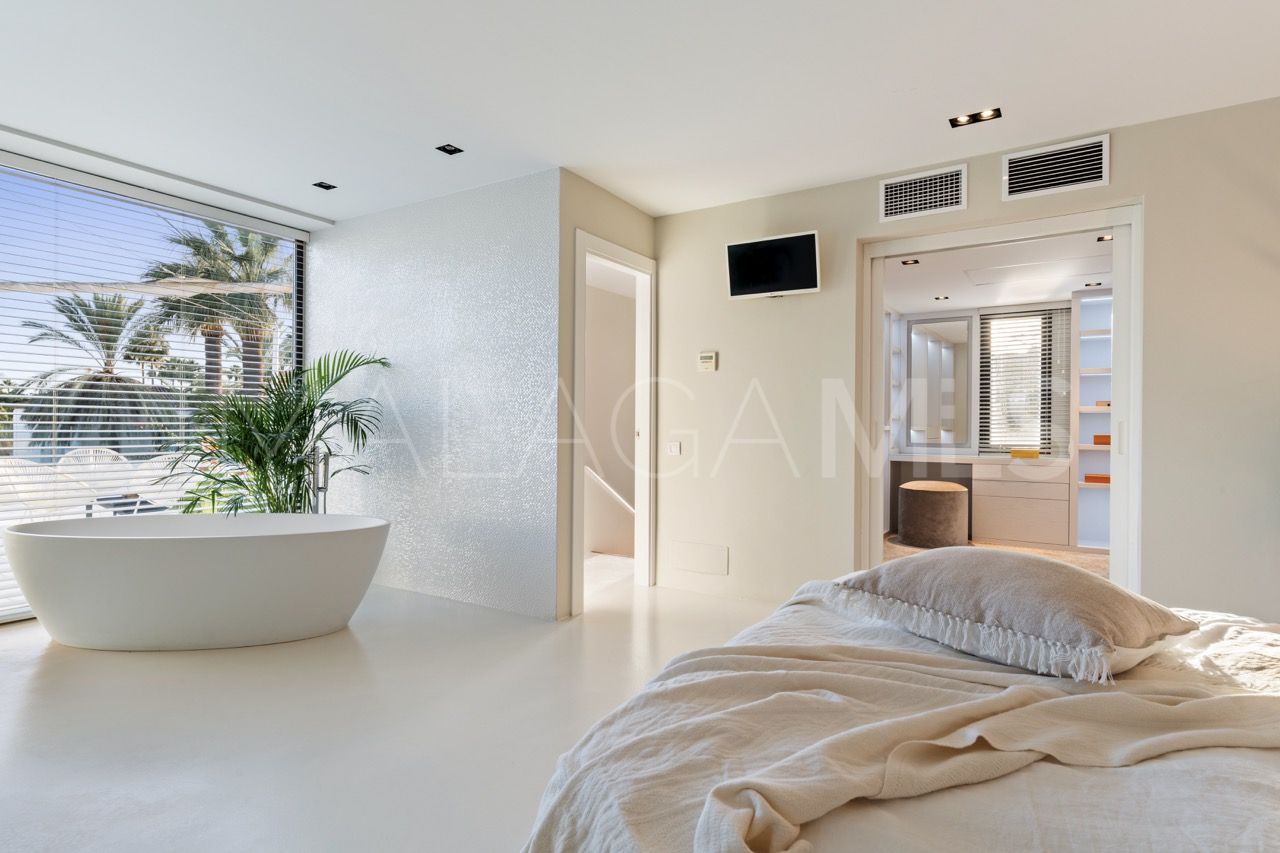Villa for sale in Las Brisas