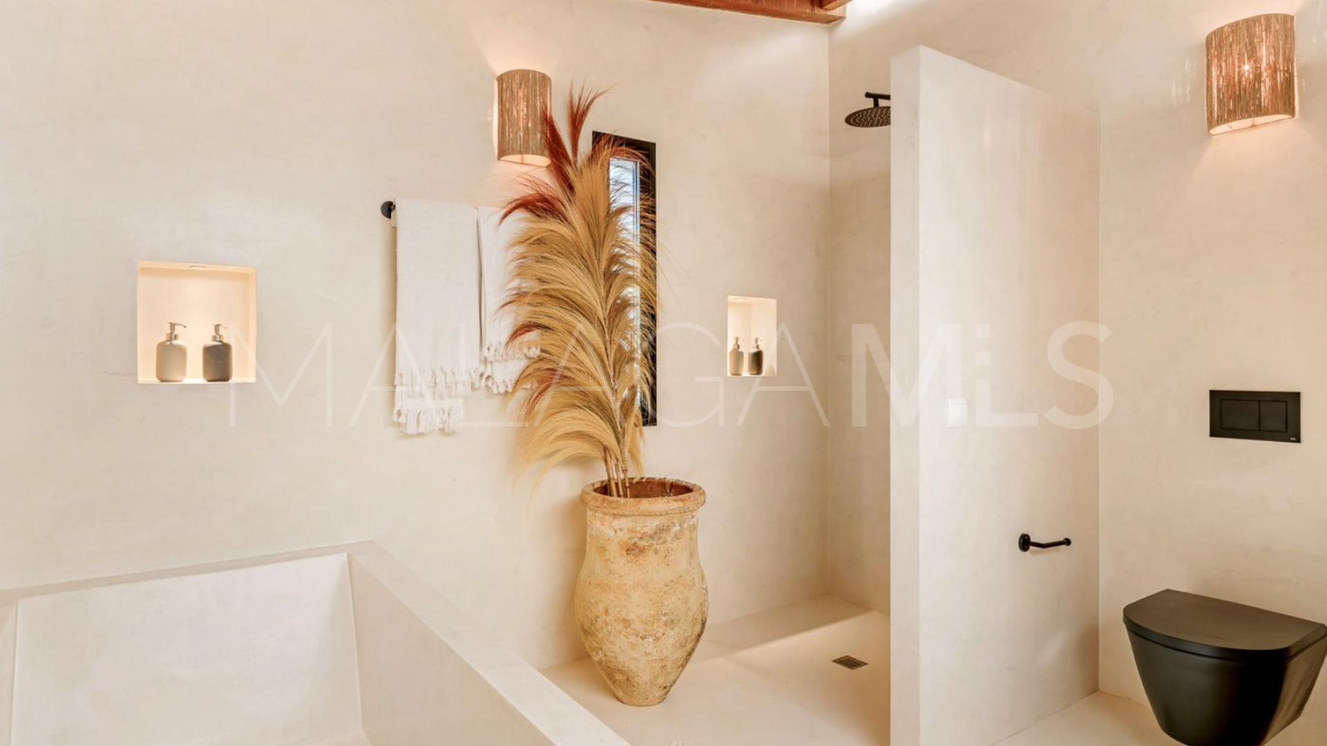 Villa for sale in Estepona Hills