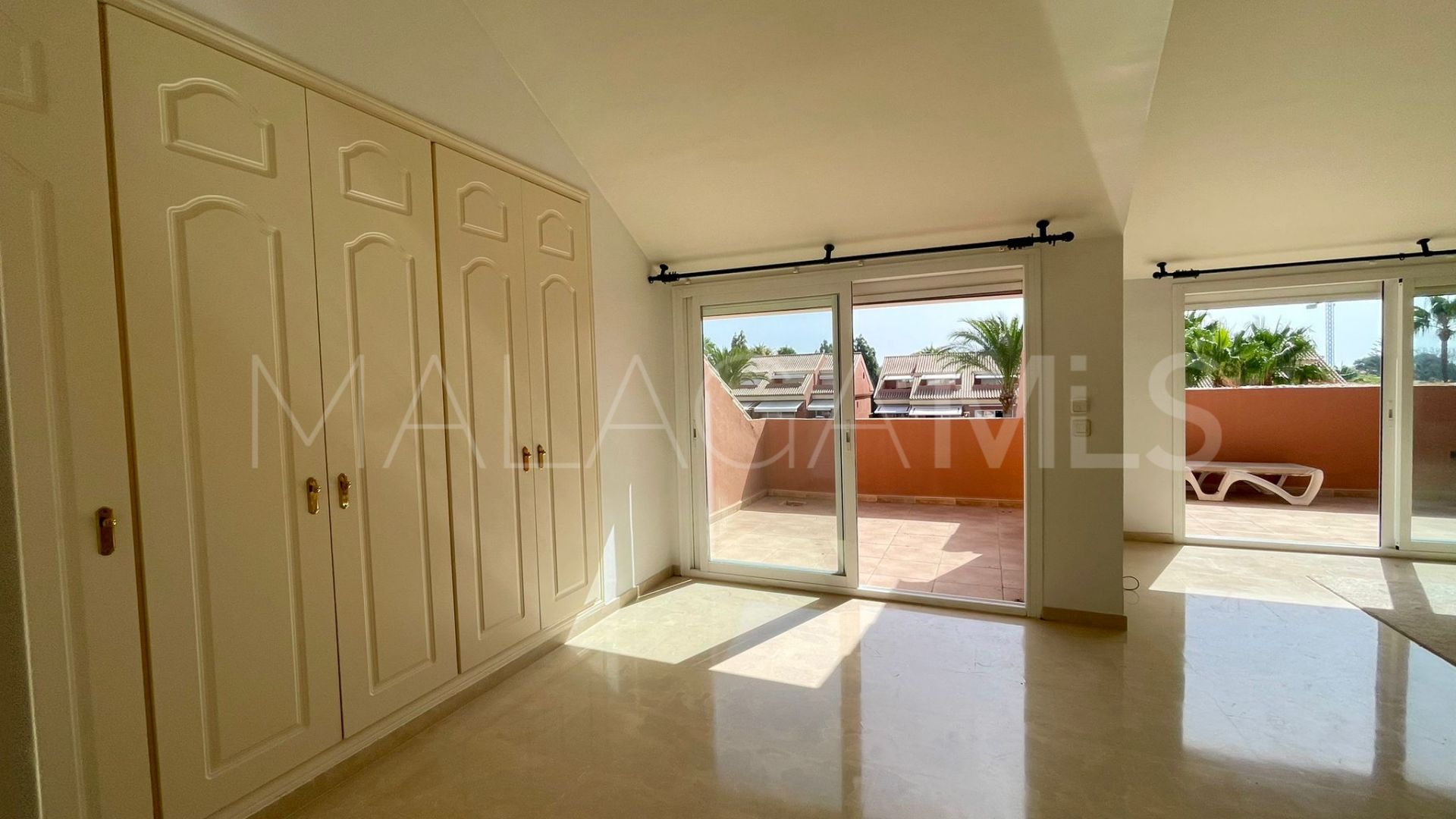 Buy atico with 3 bedrooms in El Embrujo Playa